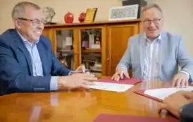 Podpisanie porozumienia w sprawie budowy boiska z syntetyczną nawierznią na Przylesiu 2