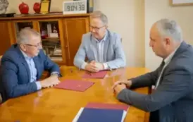 Podpisanie porozumienia w sprawie budowy boiska z syntetyczną nawierznią na Przylesiu 4