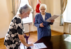 Przekazanie sztandaru Koła ZRPŻG