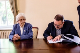 Przekazanie sztandaru Koła ZRPŻG