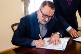 Przekazanie sztandaru Koła ZRPŻG