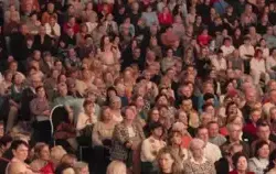 Miejska Hala Sportowa wypełniona po brzegi podczas koncertu z okazji Dnia Kobiet