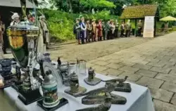 Braca kurkowi w tle . Na pierwszym planie stół z nagrodami w turnieju Strzeleckim