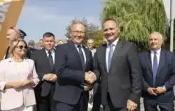 Dwóch mężczyzn w garniturach ściskają dłonie