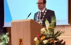 Mężczyzna przy mónicy