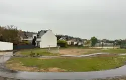 Widok przesytzrni loklanej z rokowiskiem i boiskiem 