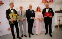 czterech mężczyn i jedna kobieta w śroku. Wszyscy w garniturach