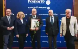 czterech mężczyzn i jedna kobieta na tle ściankui tygodnika Zawsze Pomorze