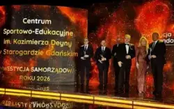Na scenie kilka osob z nagrodami