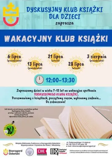 Plakat informacyjny Miejskiej Biblioteki Publicznej w Starogardzie Gdańskim zapraszający dzieci w wieku 7&ndash;12 lat na &bdquo;Wakacyjny Klub Książki&rdquo;. Na jasnym tle z grafikami słońc podano daty letnich spotkań: 6, 13, 21 i 28 lipca oraz 3 sierpnia, w godzinach 12