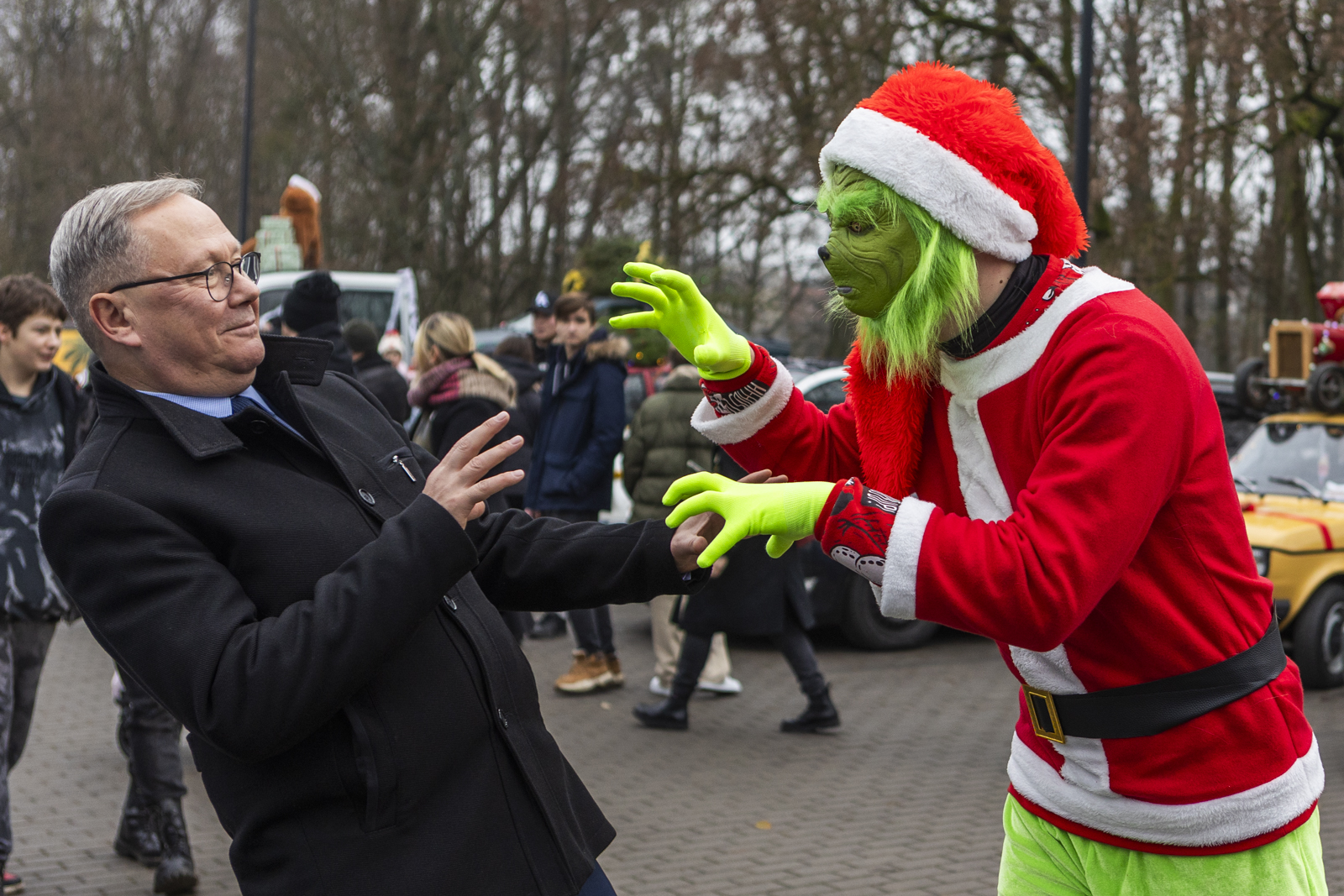 Prezydent i&nbsp;zielony Grinch na&nbsp;zdjęciu.
