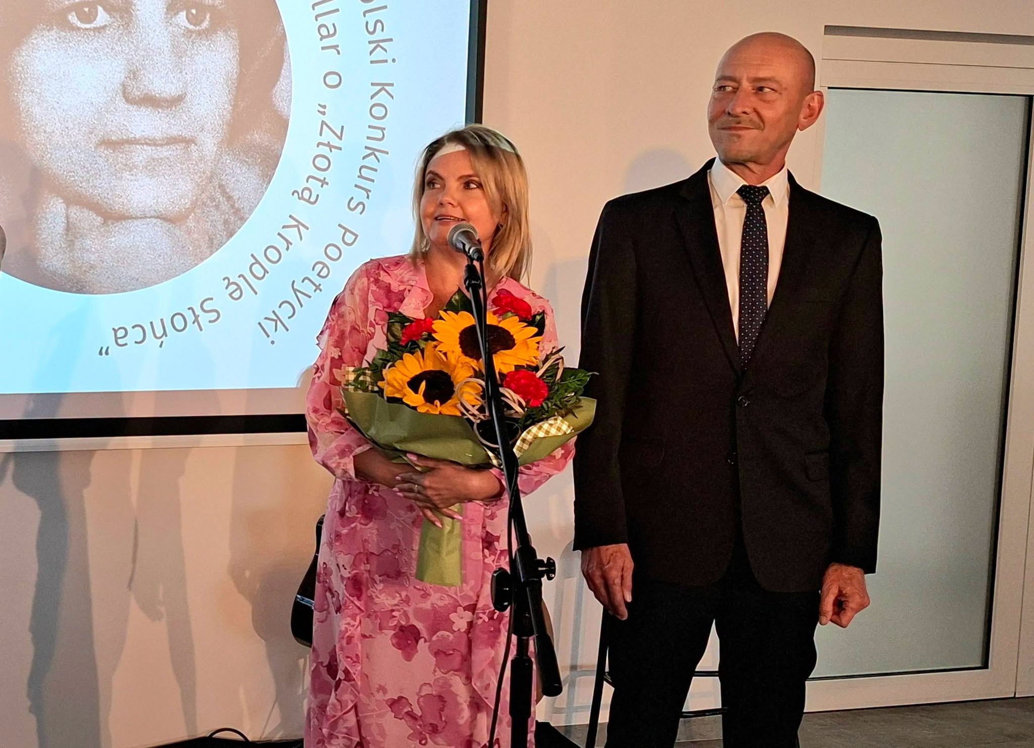 Gratulacje pomysłodawcy i&nbsp;organizatorowi konkursu Mateuszowi Bruckiemu składają Przewodnicząca Rady Miasta Starogard Gdański Anna Benert i&nbsp;radny Rady Miasta Artur Cybula. 