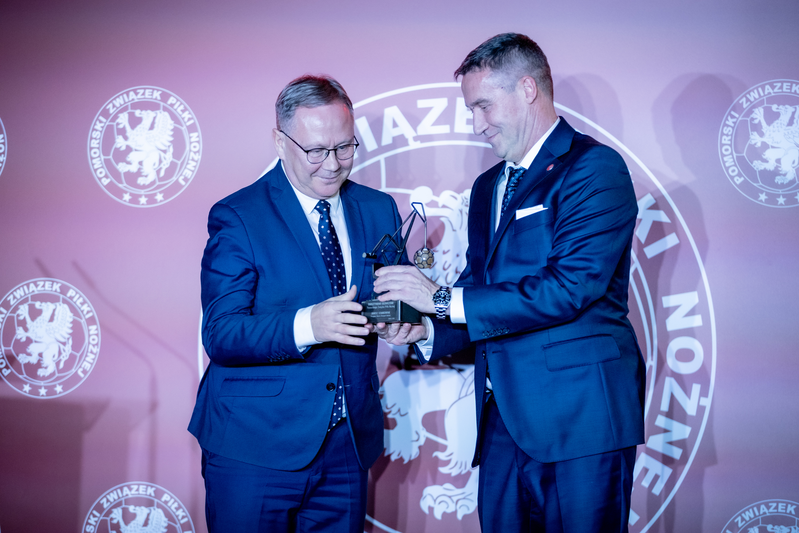 Dw&oacute;ch mężczyzn na&nbsp;scenie 