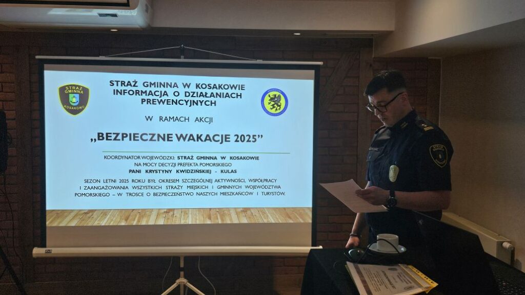 Mężczyzna stoi przy rzutniku.