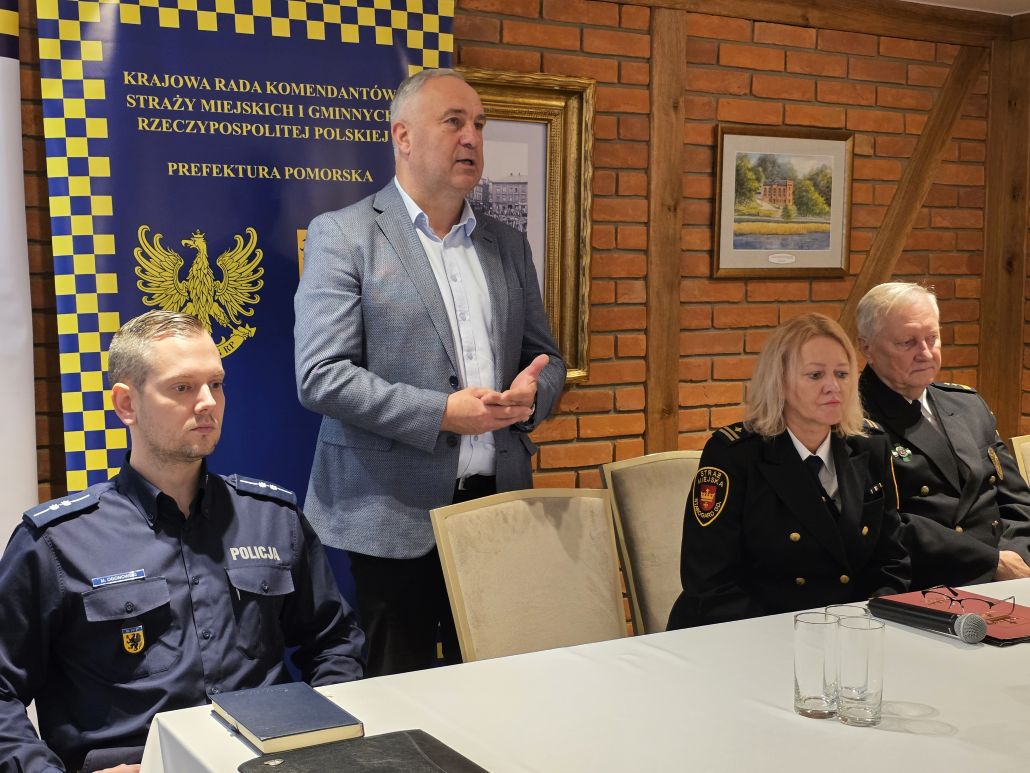 3 mężczyzn i&nbsp;kobieta na&nbsp;zdjęciu.