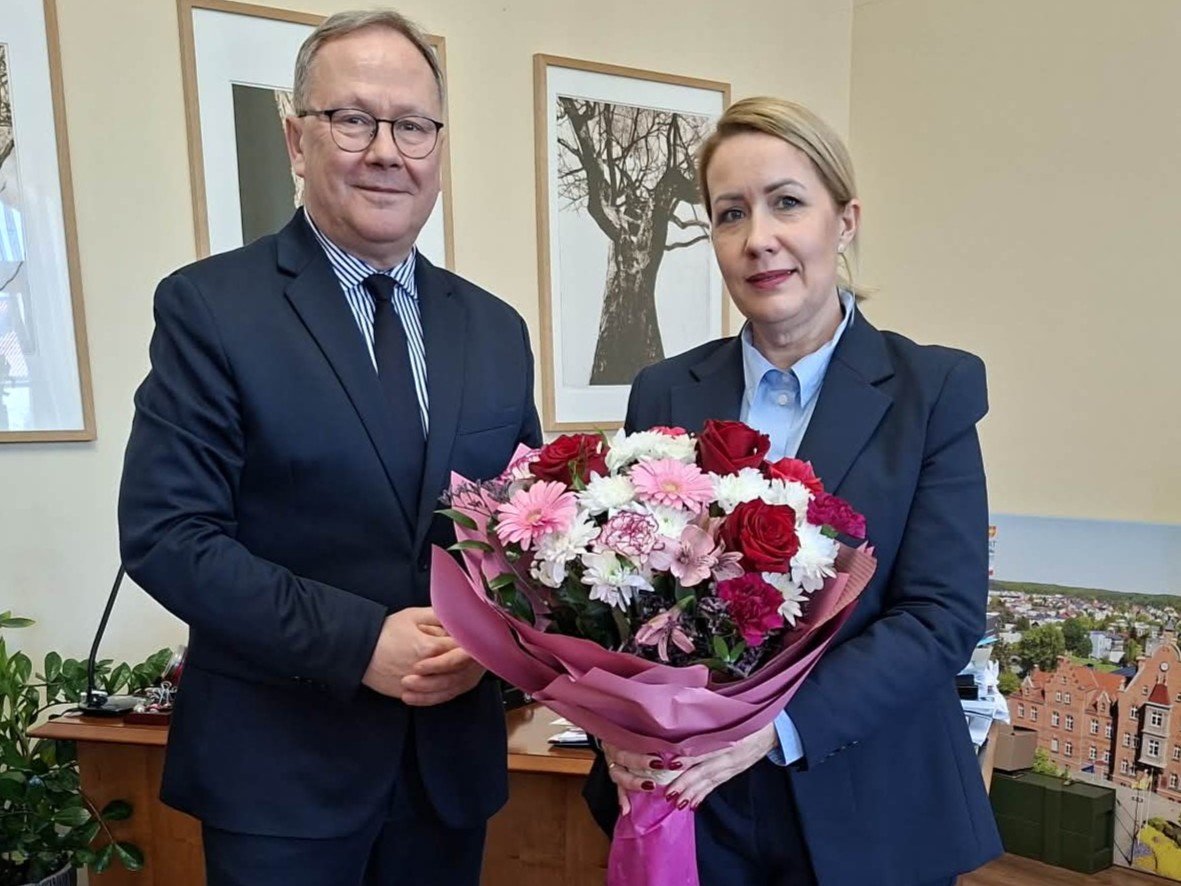 Mężczyzna i&nbsp;kobieta z&nbsp;bukietem kwiat&oacute;w.