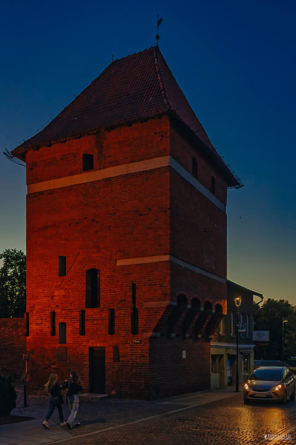 Budynek z&nbsp;czerwonej cegły o&nbsp;zmroku.
