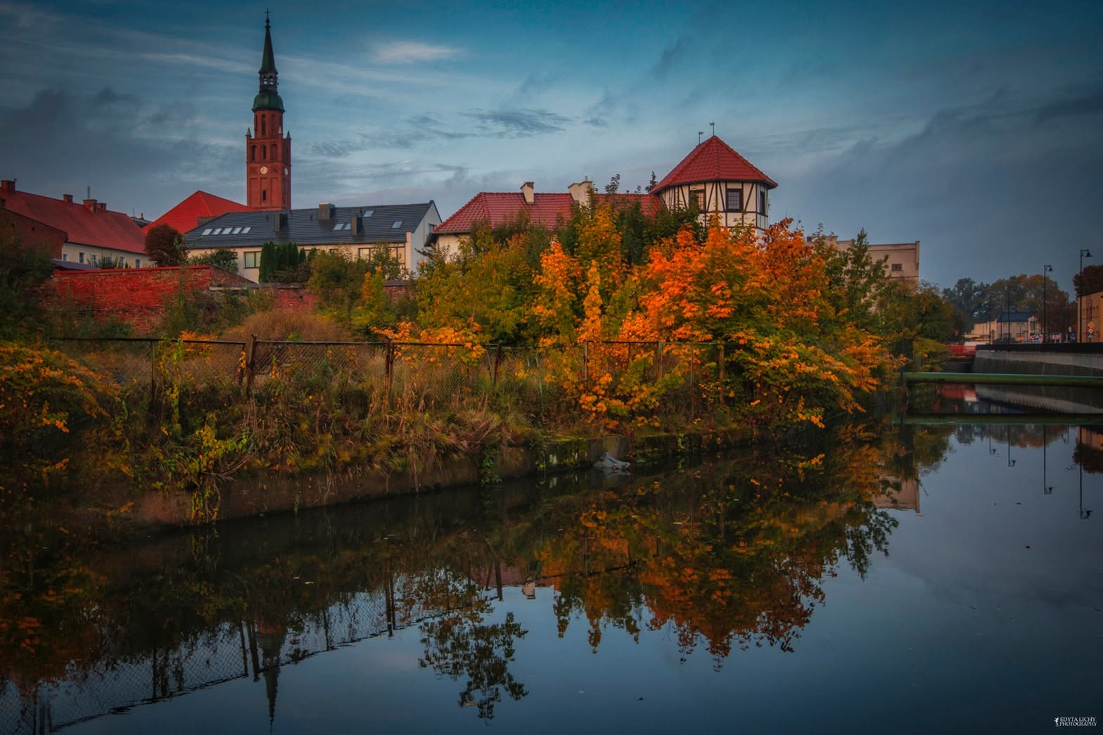 Zdjęcie mur&oacute;w.