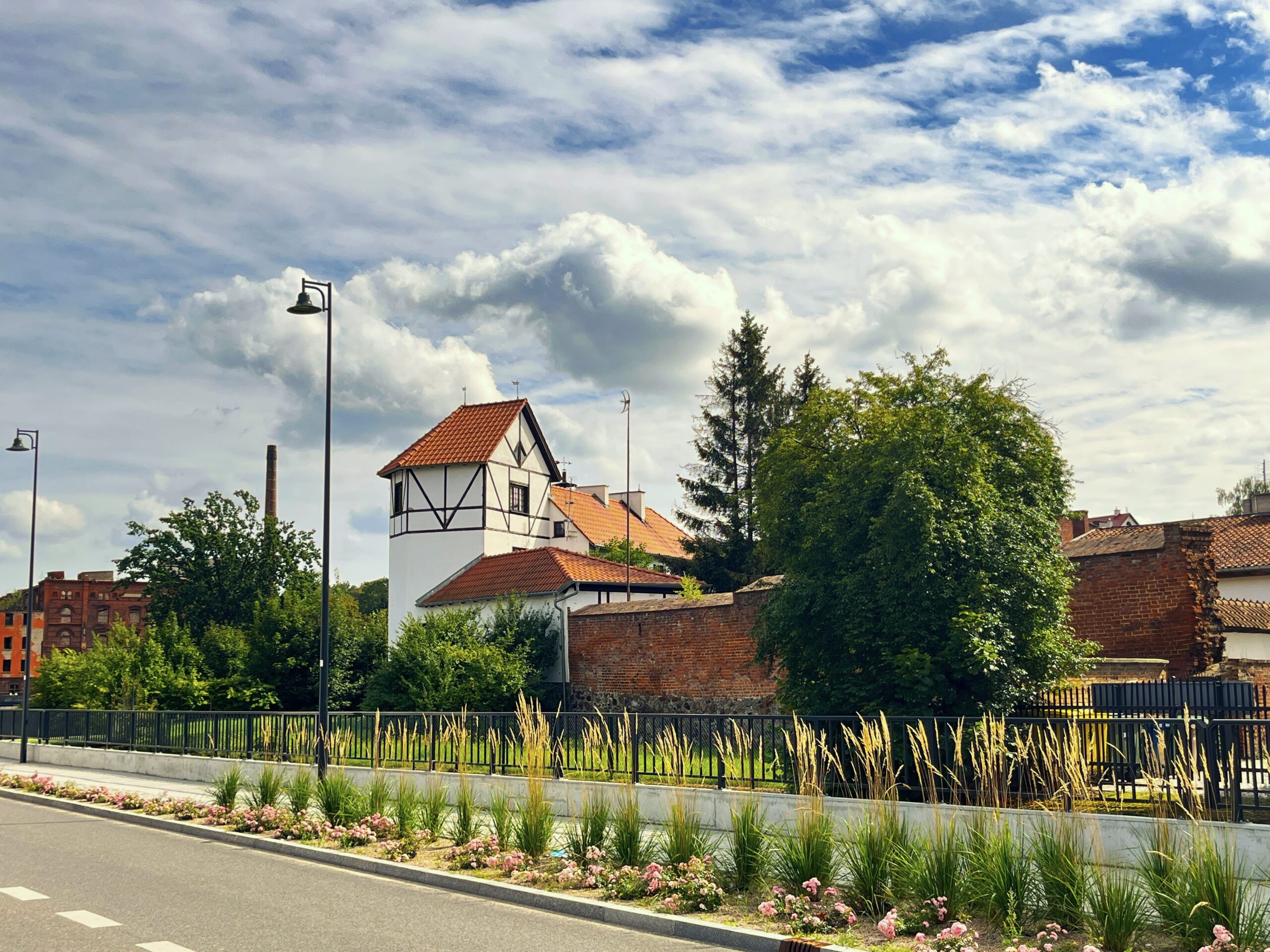 Na zdjęciu biały budynek baszty.