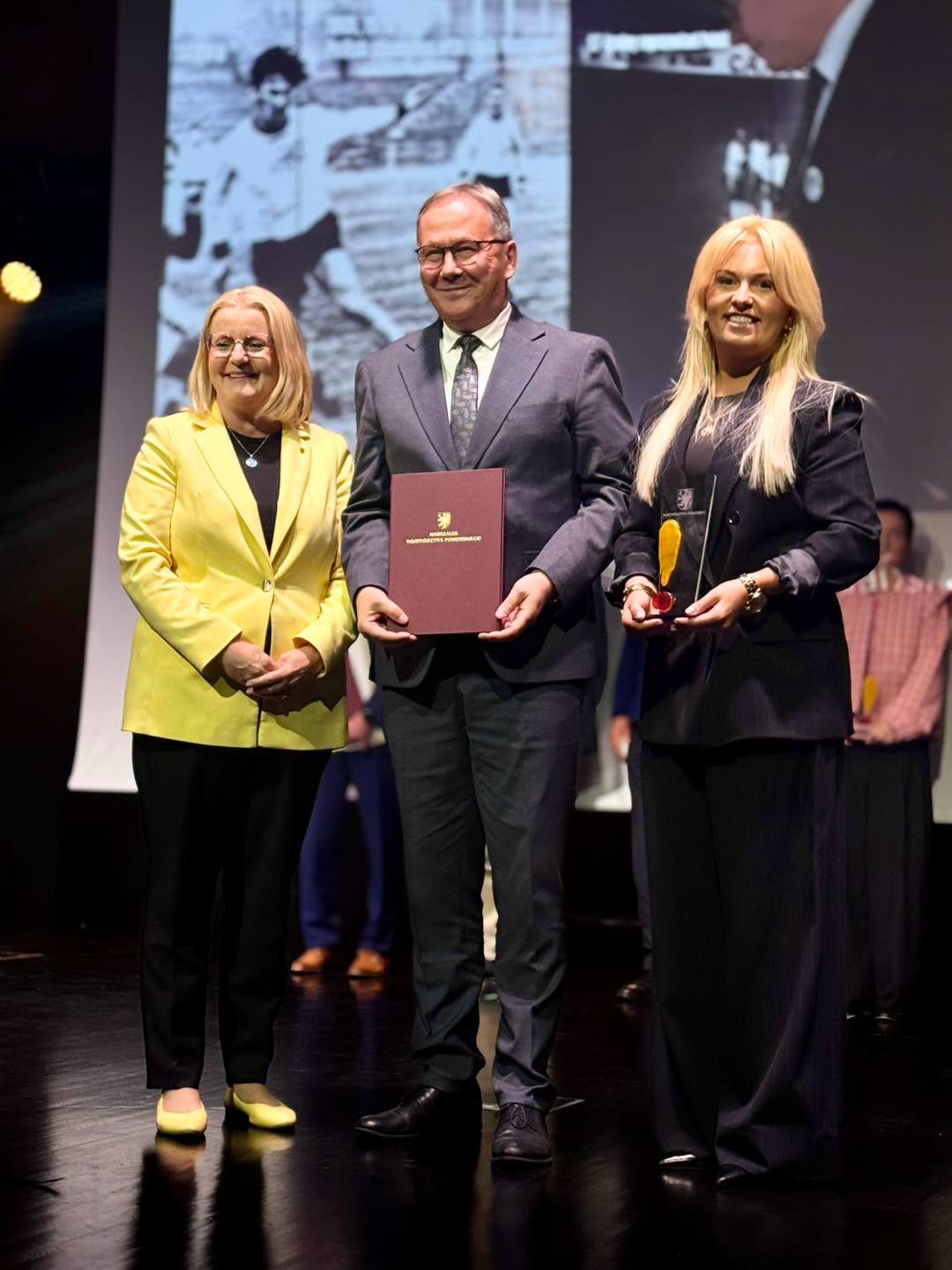 Nagrodę dla Centrum Sportowo-Edukacyjnego im. Kazimierza Deyny odebrali Prezydent Miasta Starogard Gdański janusz Stankowiak i&nbsp;dyrektor Ośrodka Sportu i&nbsp;Rekreacji Monika Kełpin