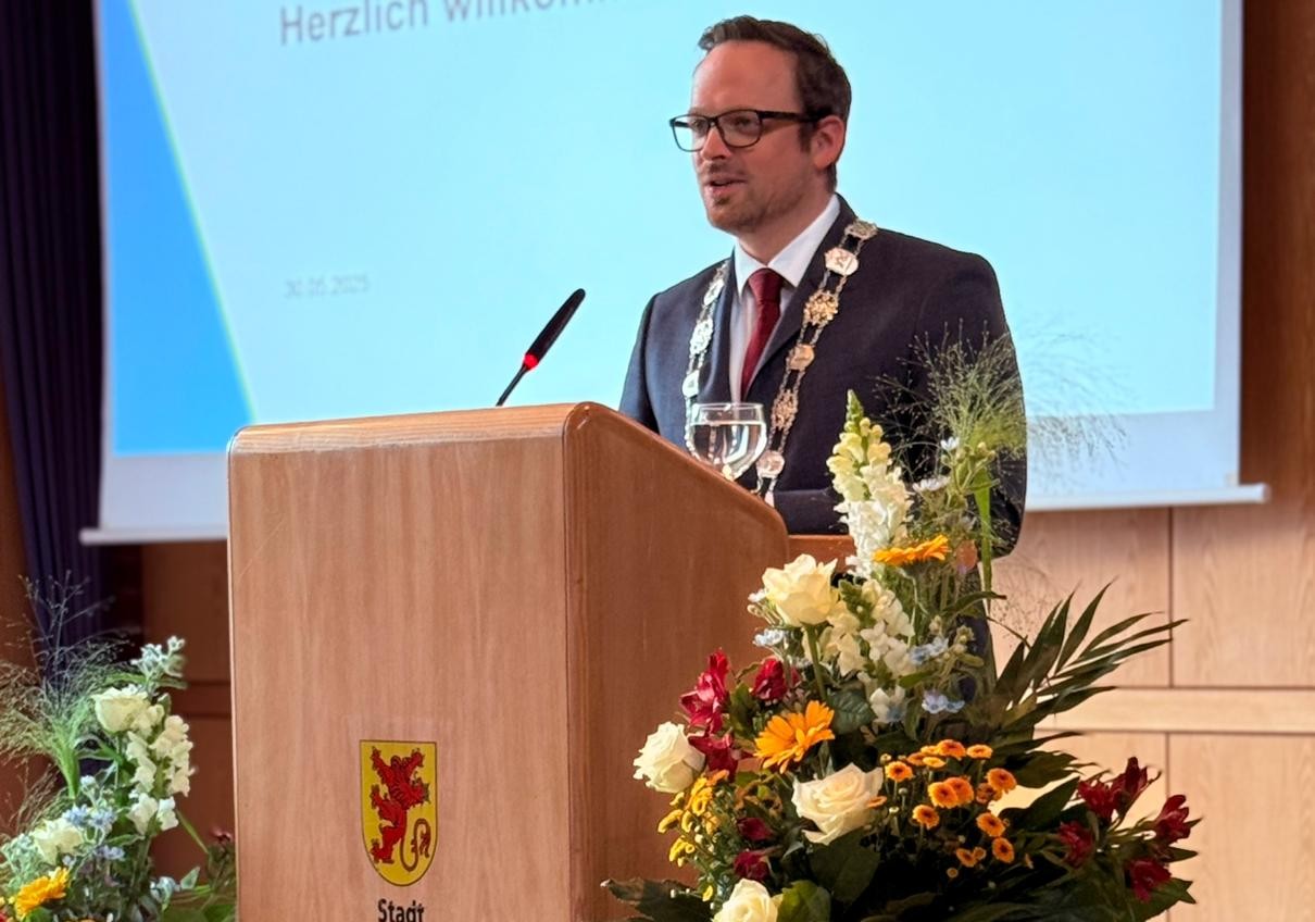 Mężczyzna przy m&oacute;wnicy 