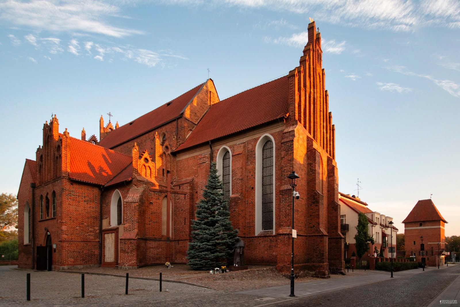 Kości&oacute;ł z&nbsp;czerwonej cegły.