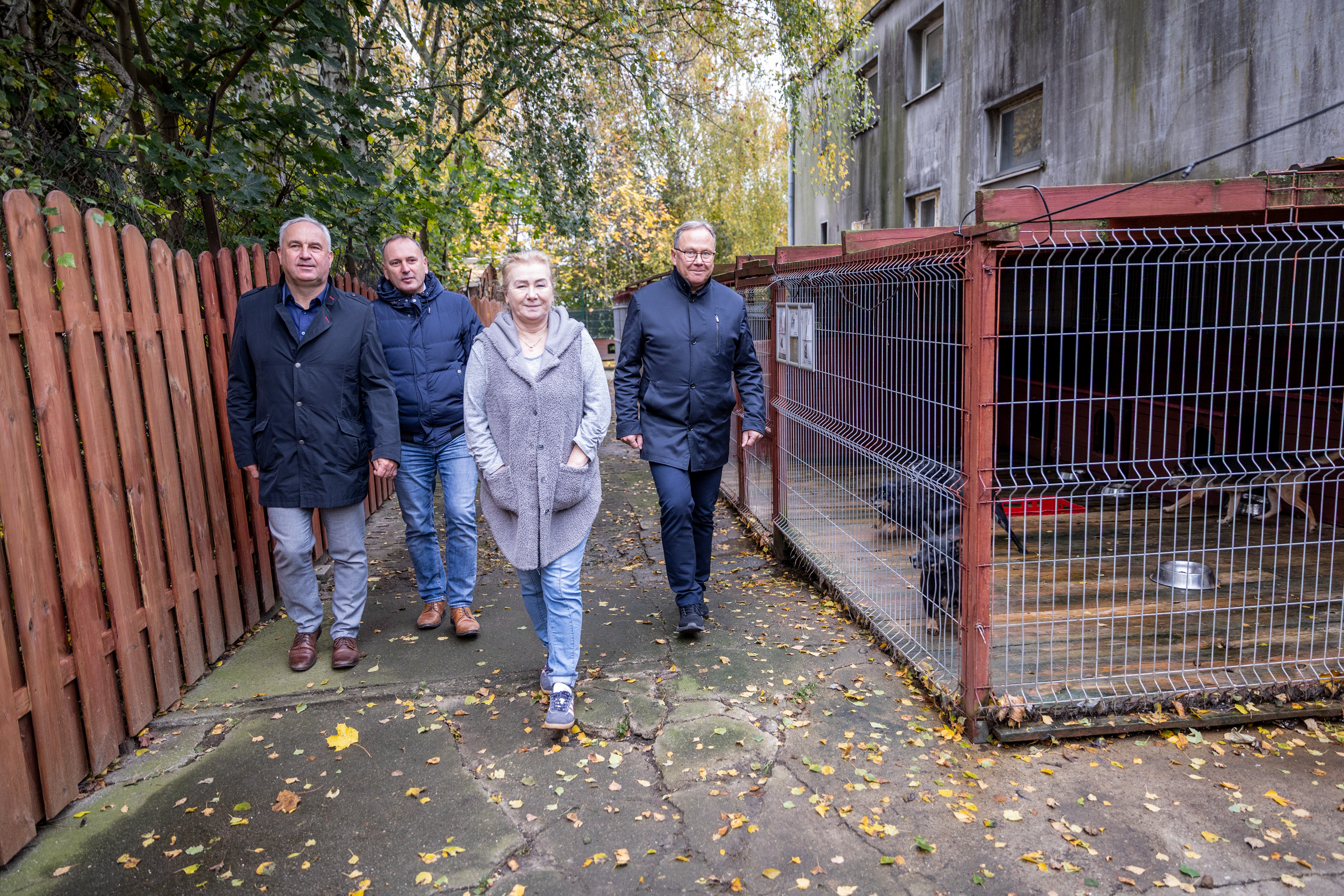 Trzech mężczyzn i&nbsp;kobieta idą droga 