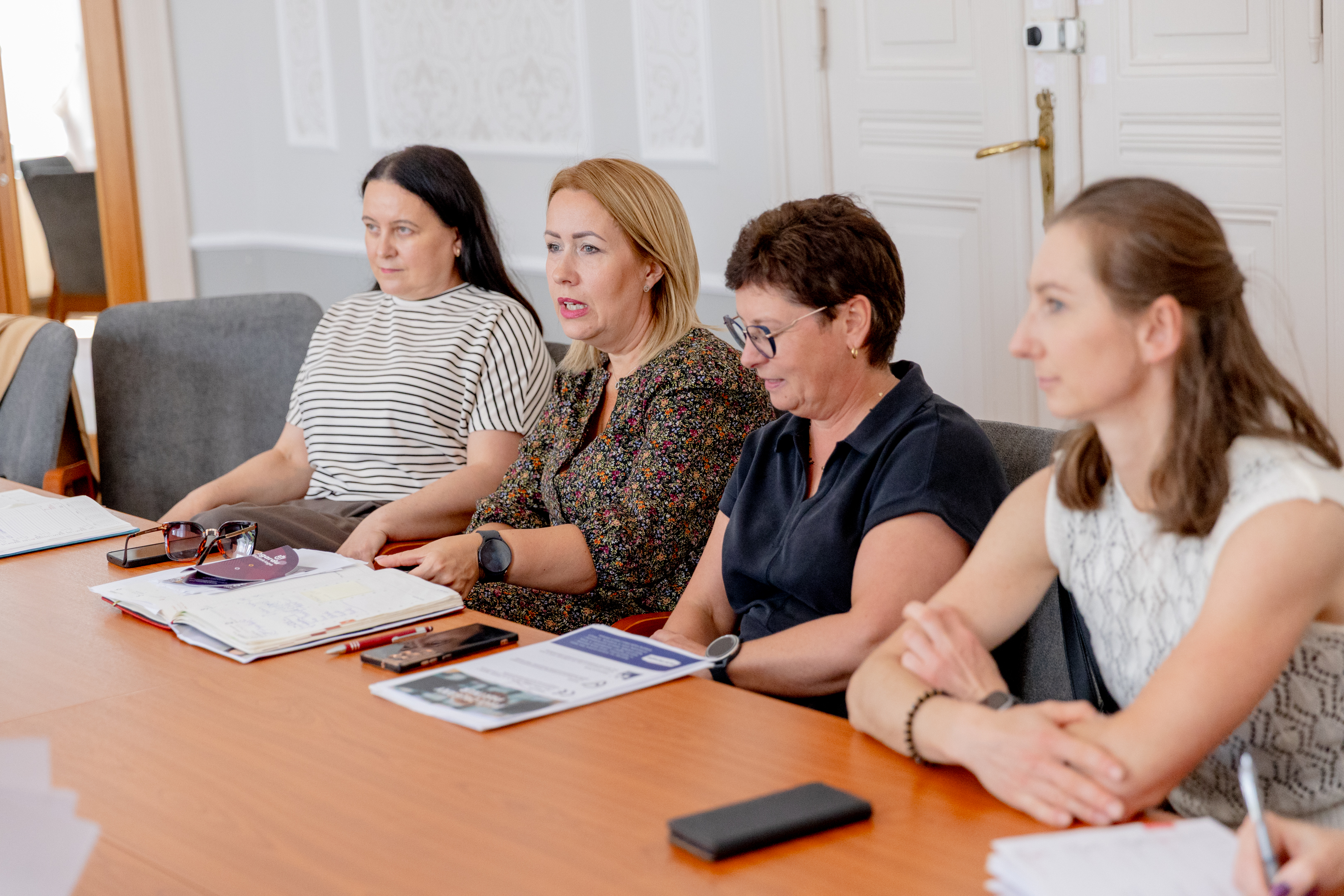 cztery kobiety przy stole rozmawiają 