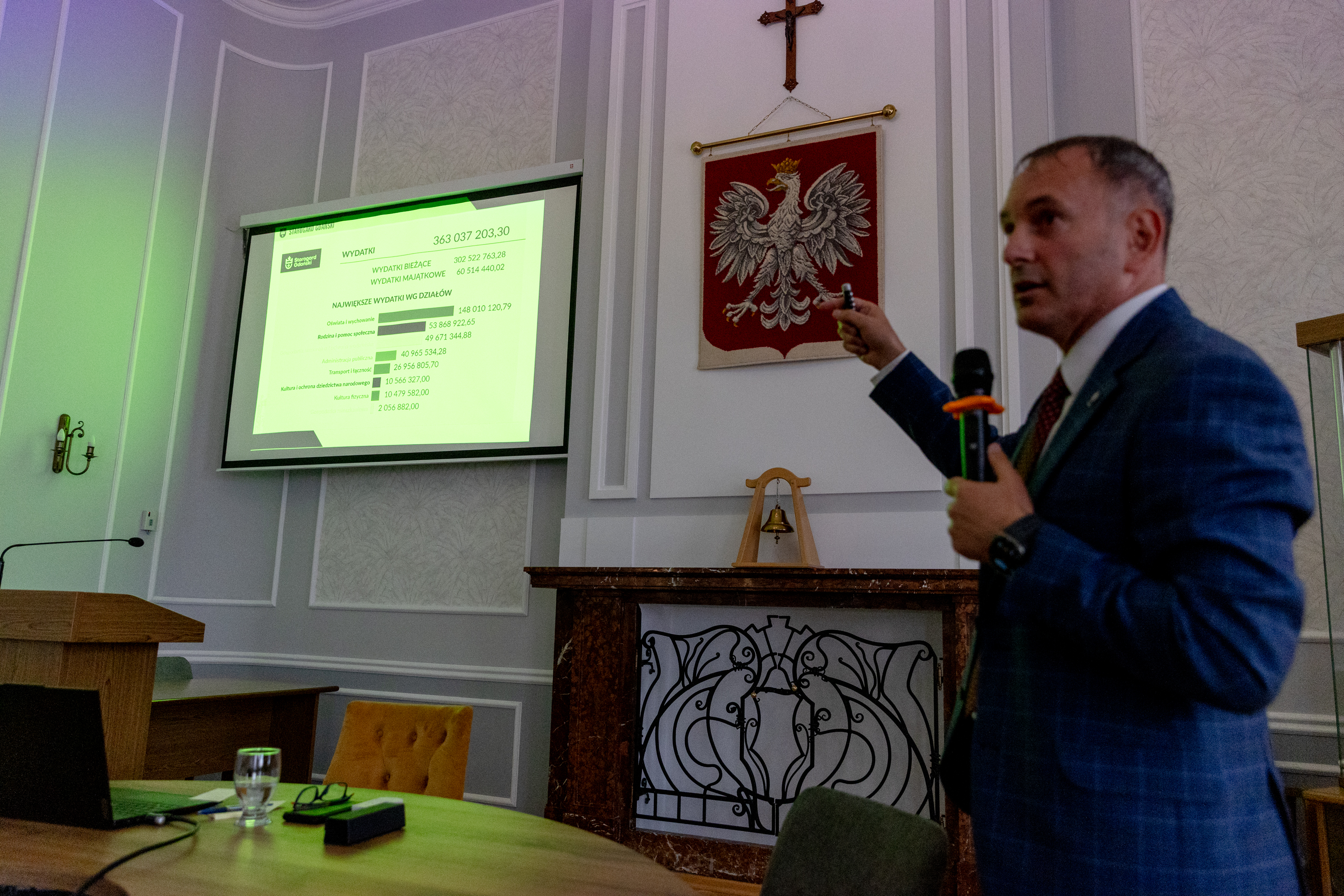 Mężczyzna prezentuje temat na&nbsp;rzutniku