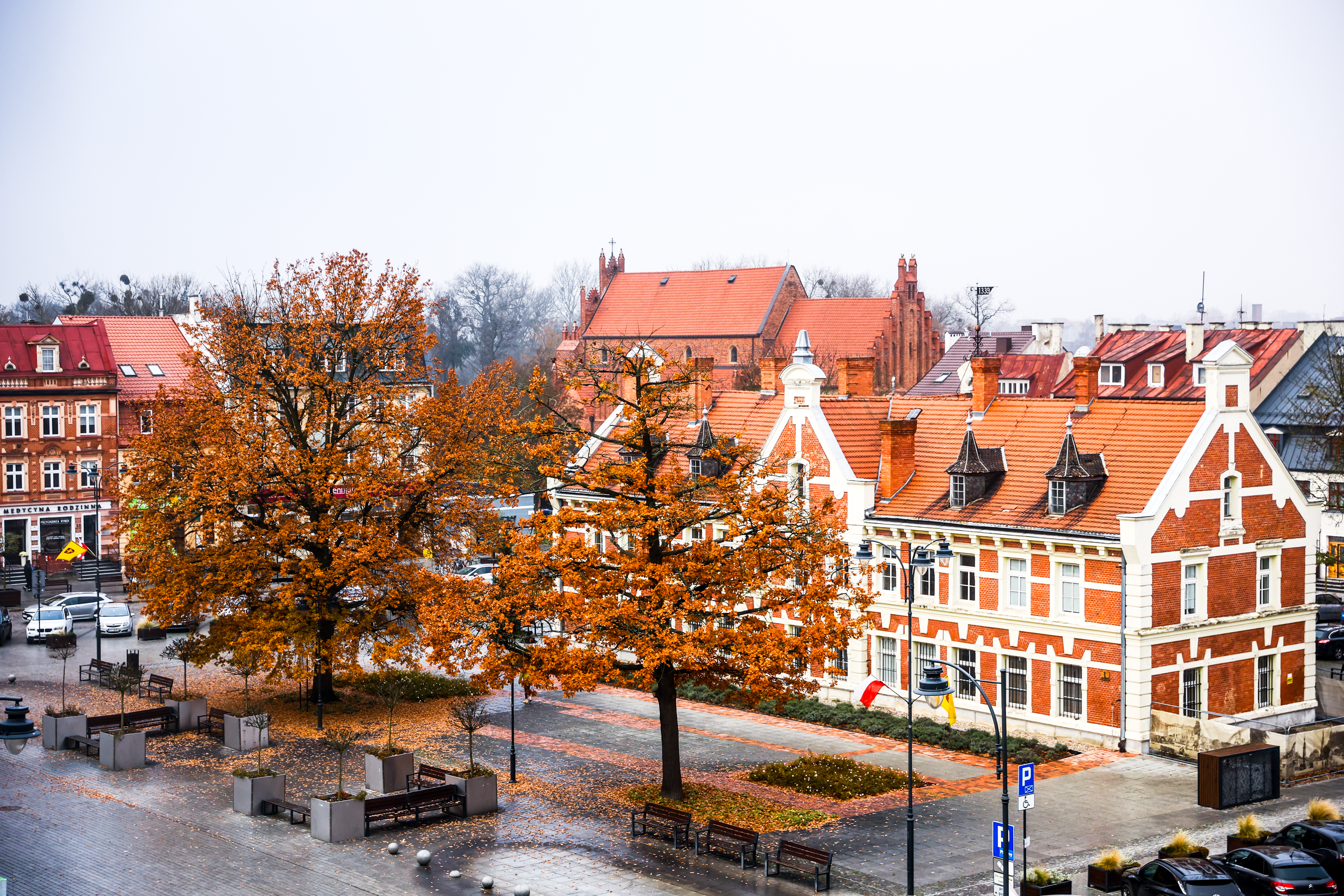 Widok na&nbsp;Ratusz plac i&nbsp;fontanny