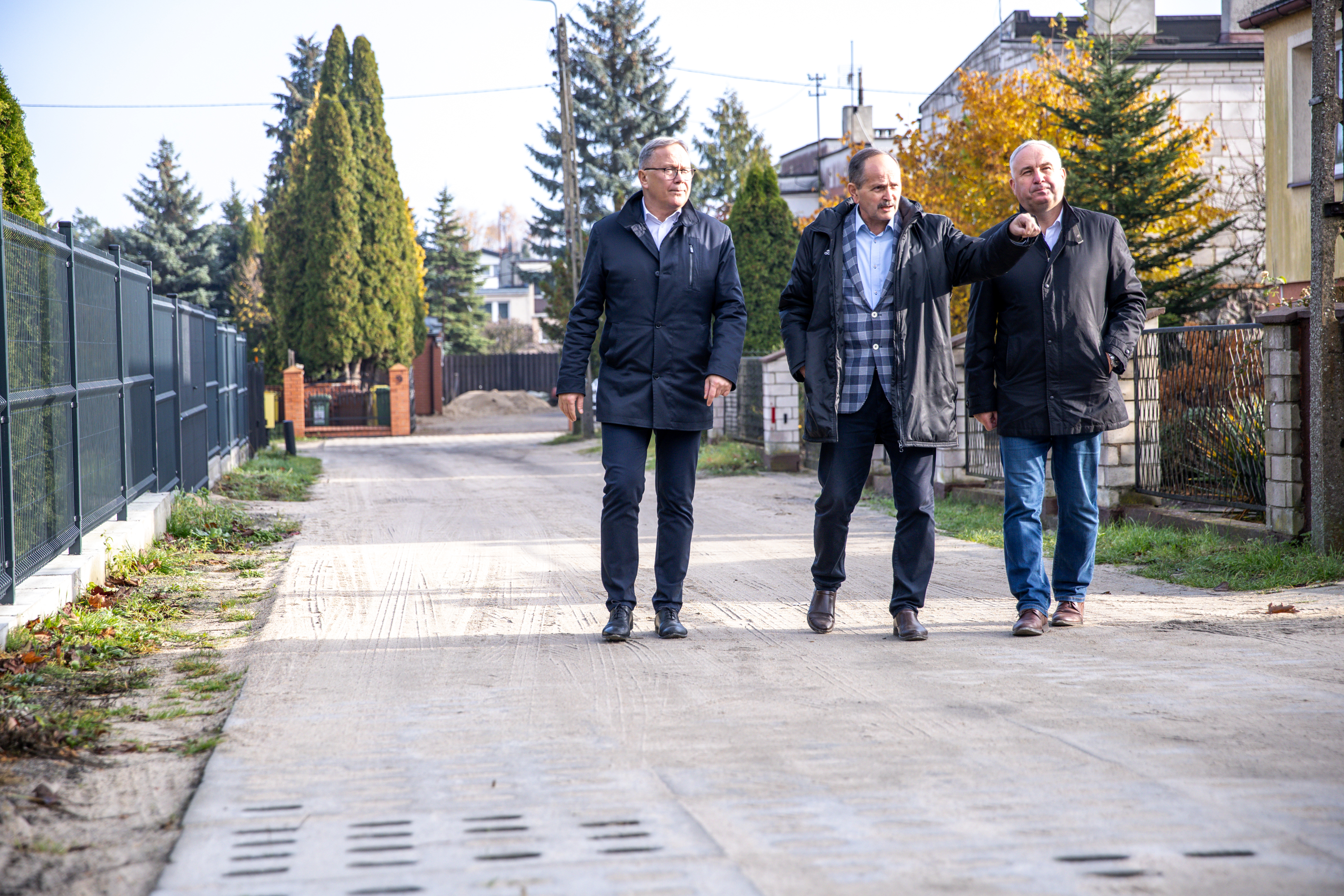 Trzech mężczyzn na&nbsp;ulicy