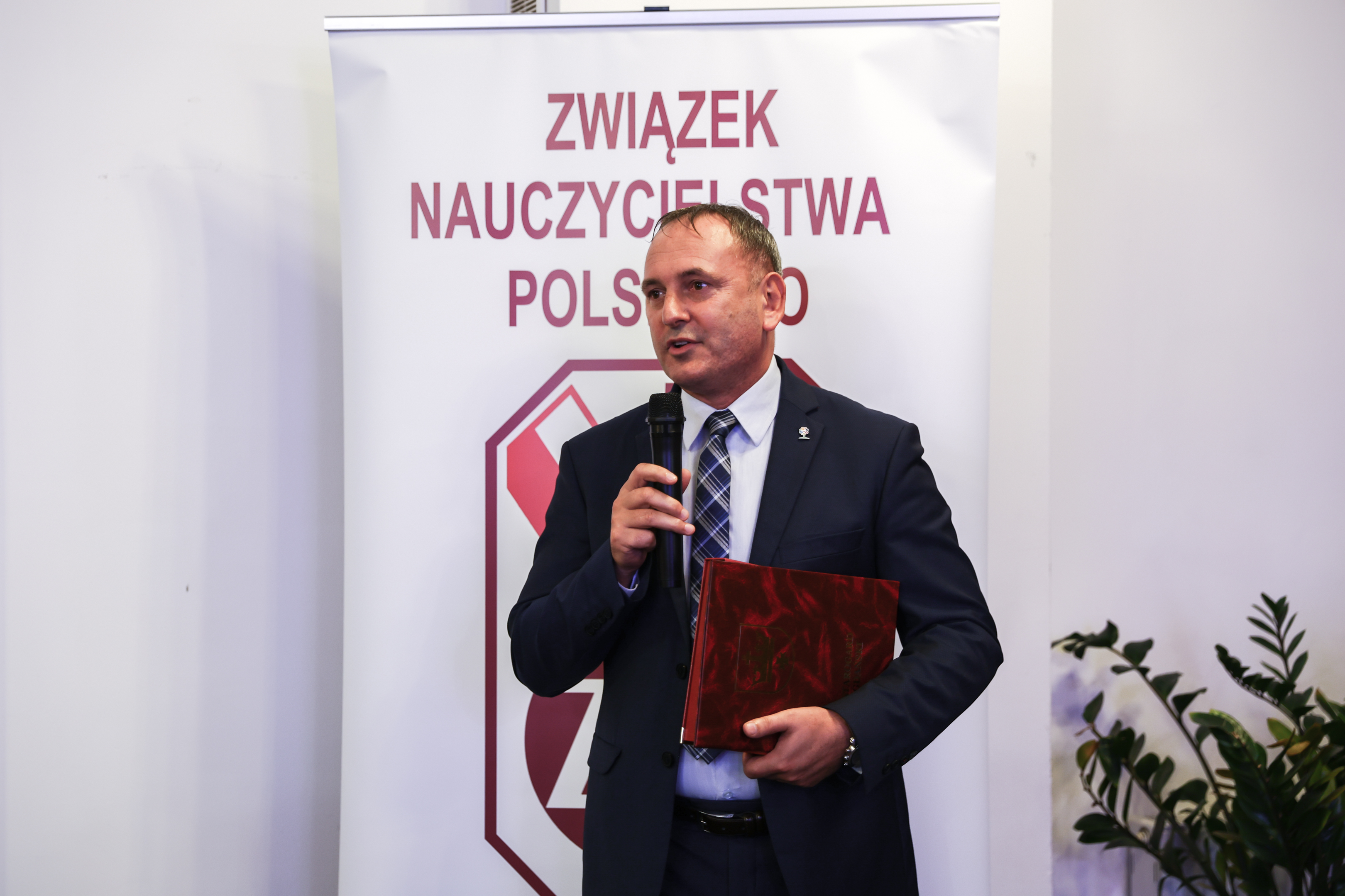 Mężczyzna z&nbsp;mikrofonem w&nbsp;dłoni
