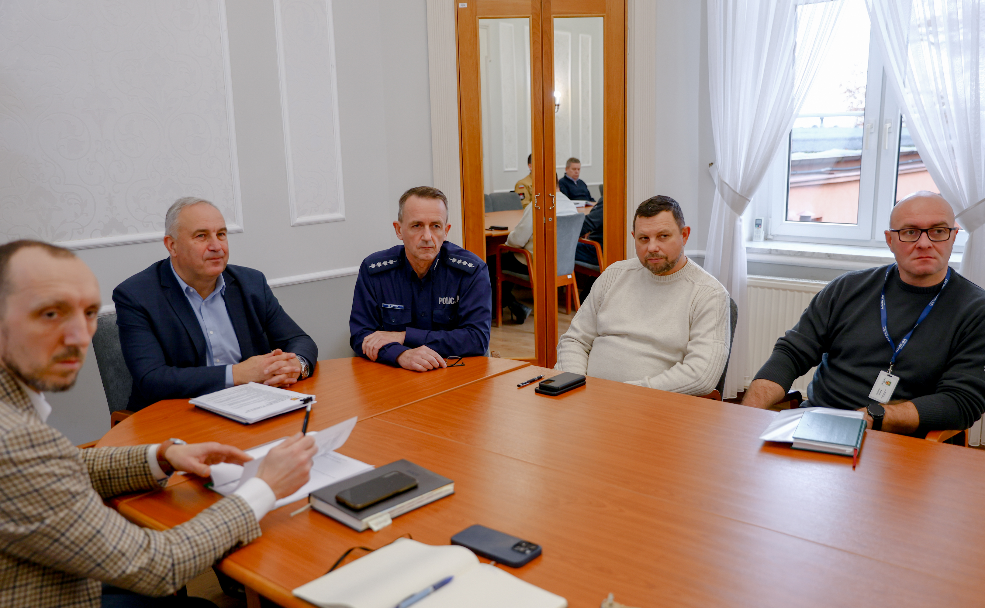 mężczyźni siedzą przy stole
