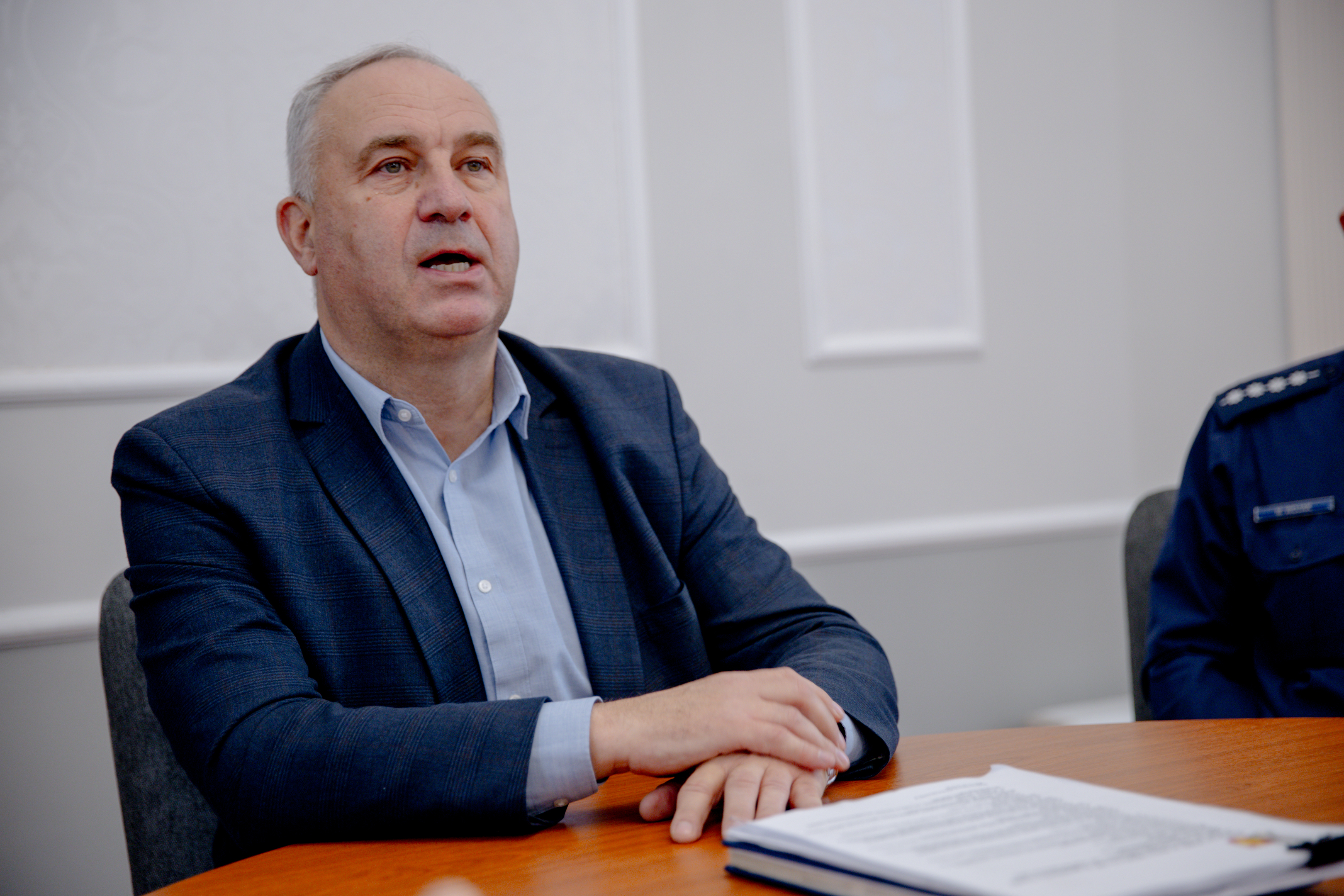 Mężczyzna w&nbsp;garniturze przy stole