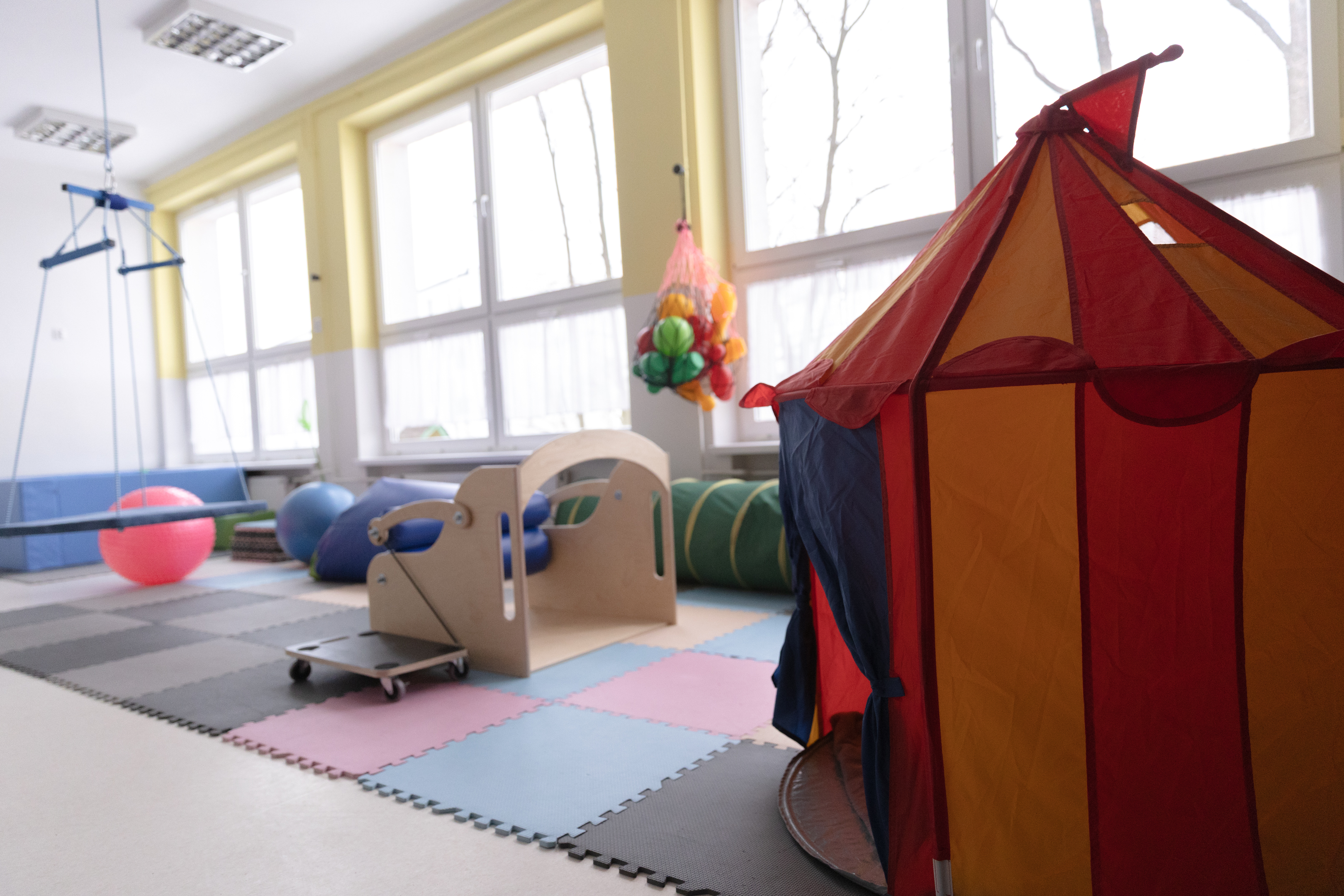 sala w&nbsp;przedszkolu z&nbsp;hustawką, namiotem , materacami