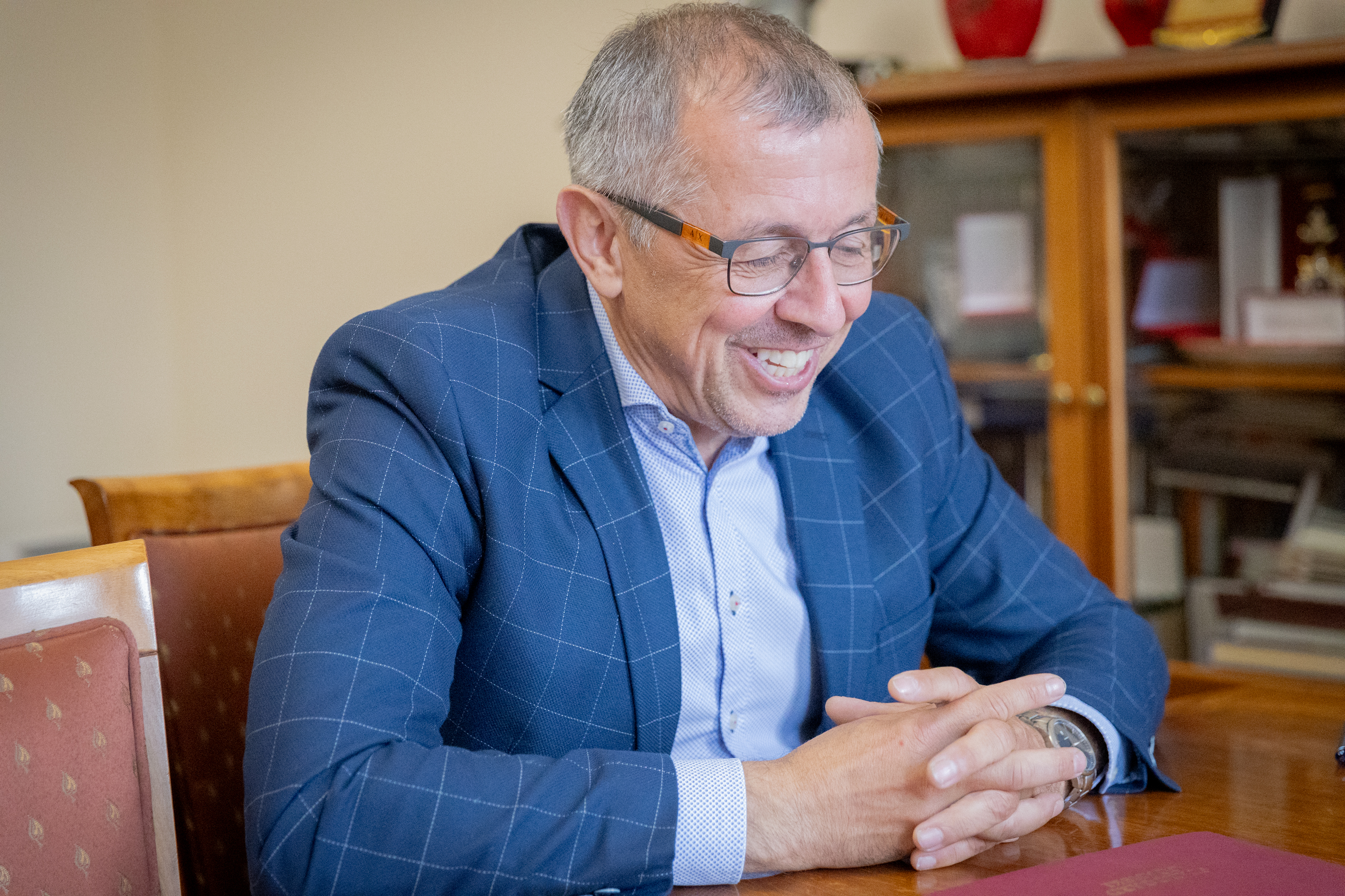 mężczyzna przy stole uśmiecha się