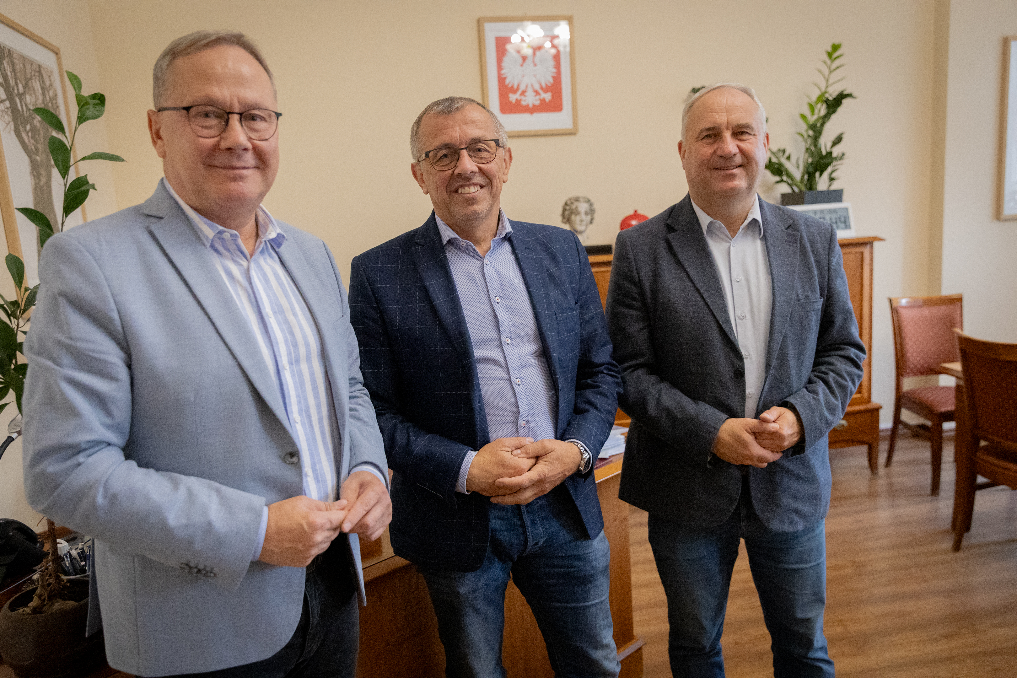 trzech mężczyzn w&nbsp;garniturach