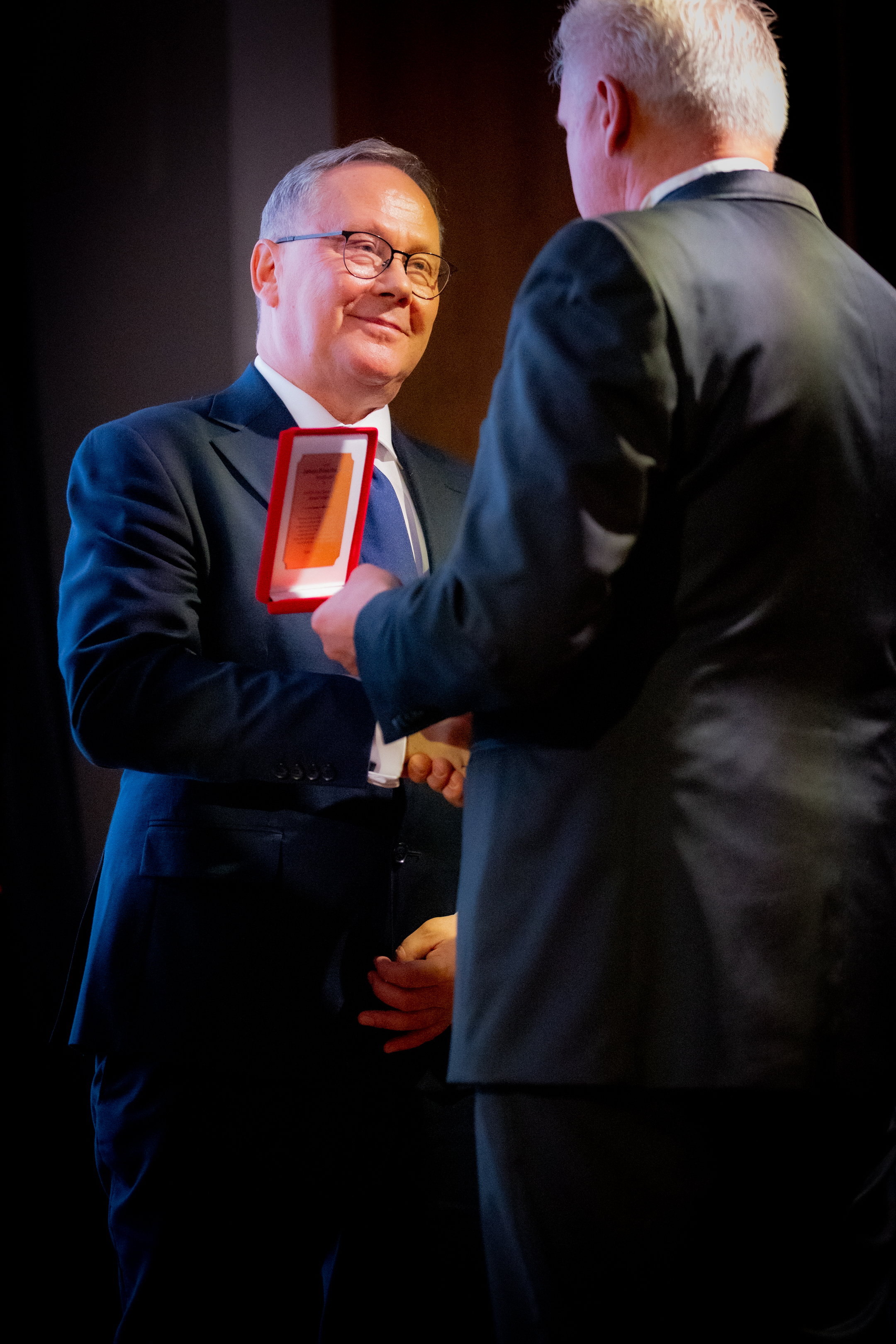 mężczyzna w&nbsp;garniturze odbiera upominkowy medal 35-lecia firmy BROKER 