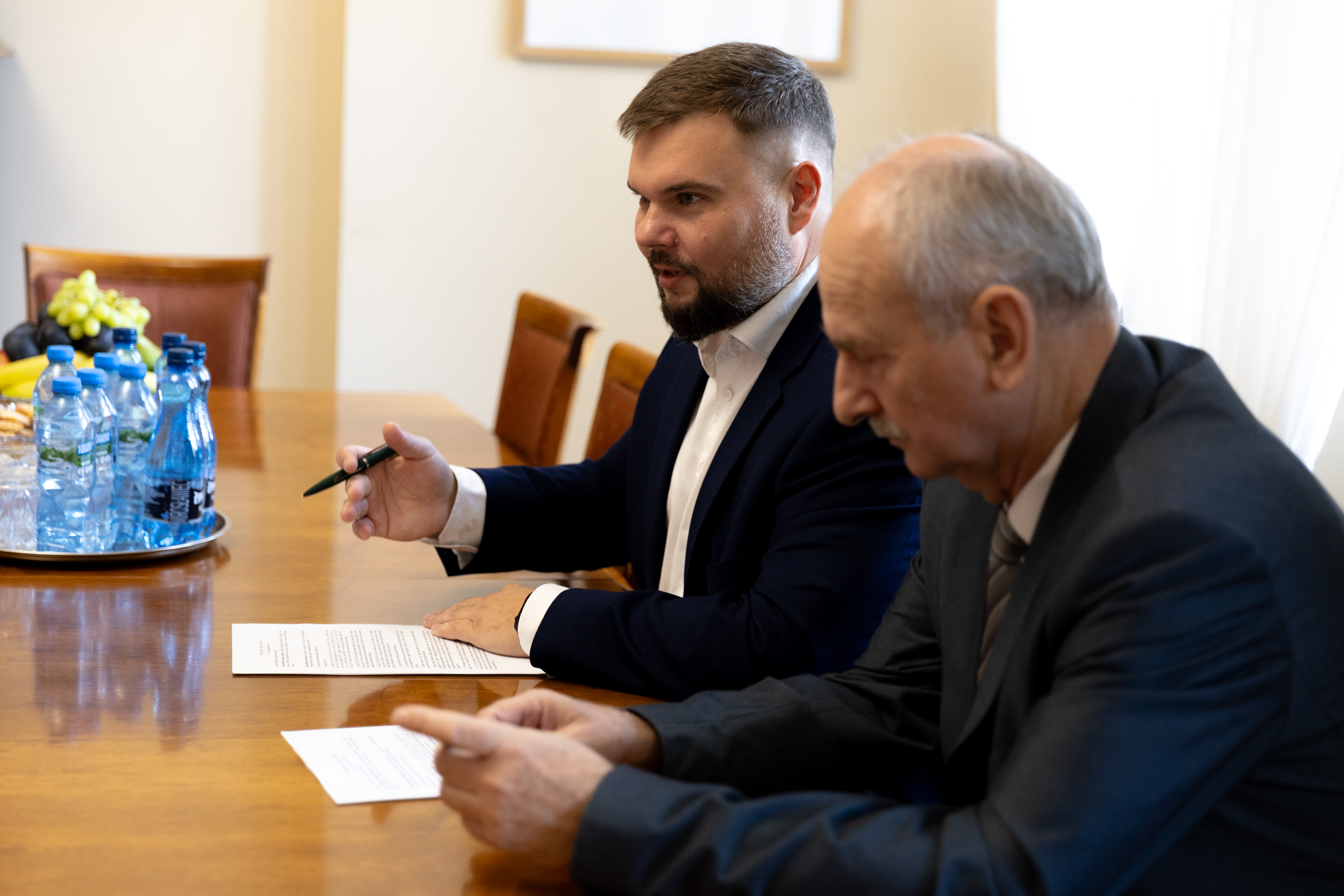 dw&oacute;ch mężczyzn w&nbsp;garniturach przy stole