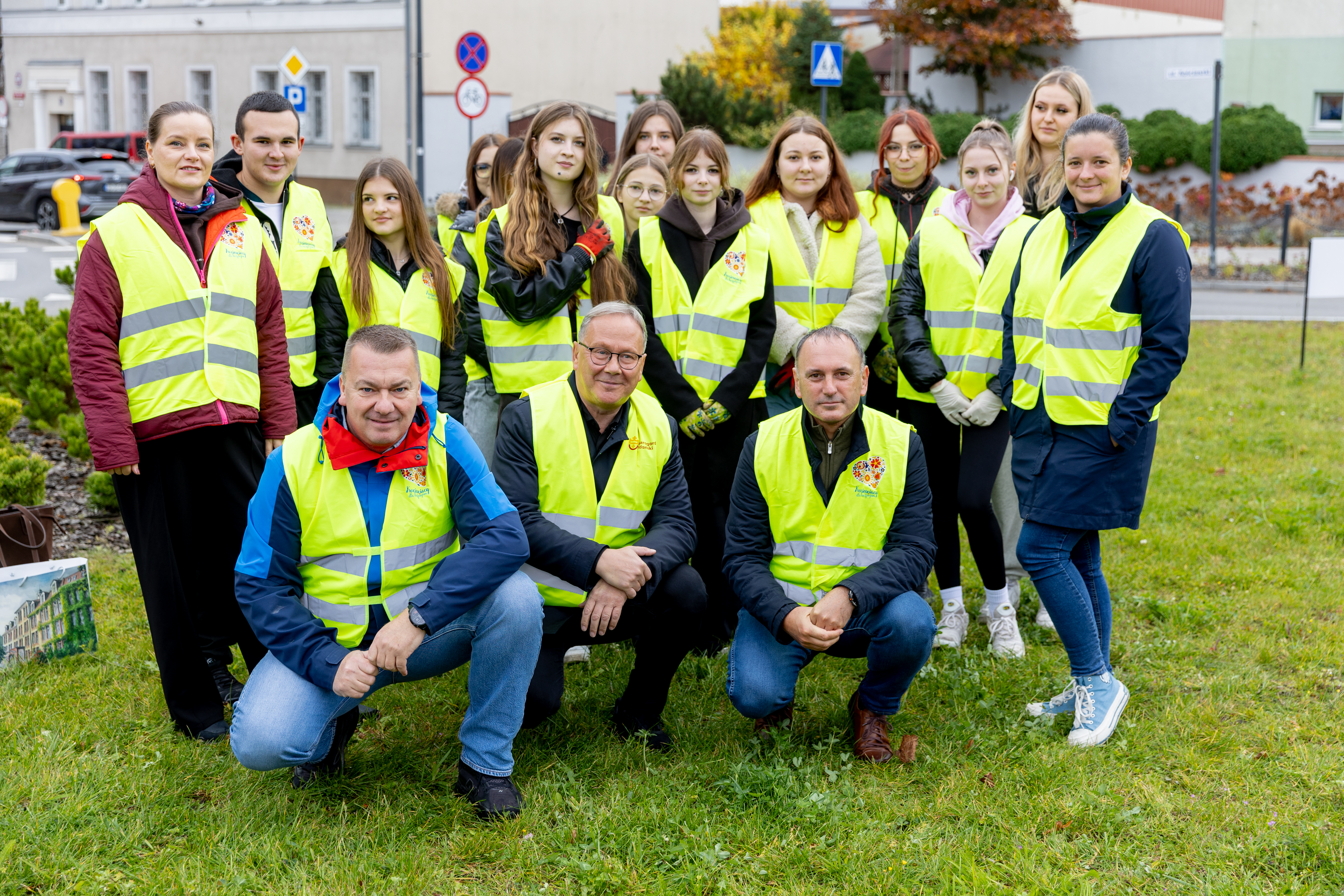 zdjecie grupowe wszystkich kt&oacute;rzy sadzili cebulki żonkili na&nbsp;rondzie