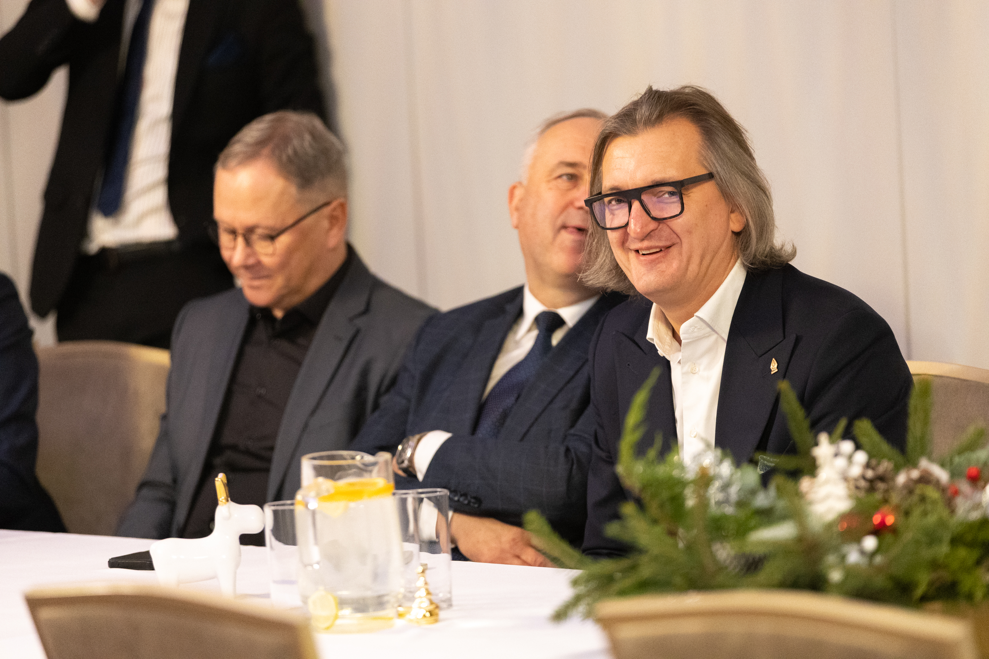 Mężczyzna w&nbsp;okularach przy stole