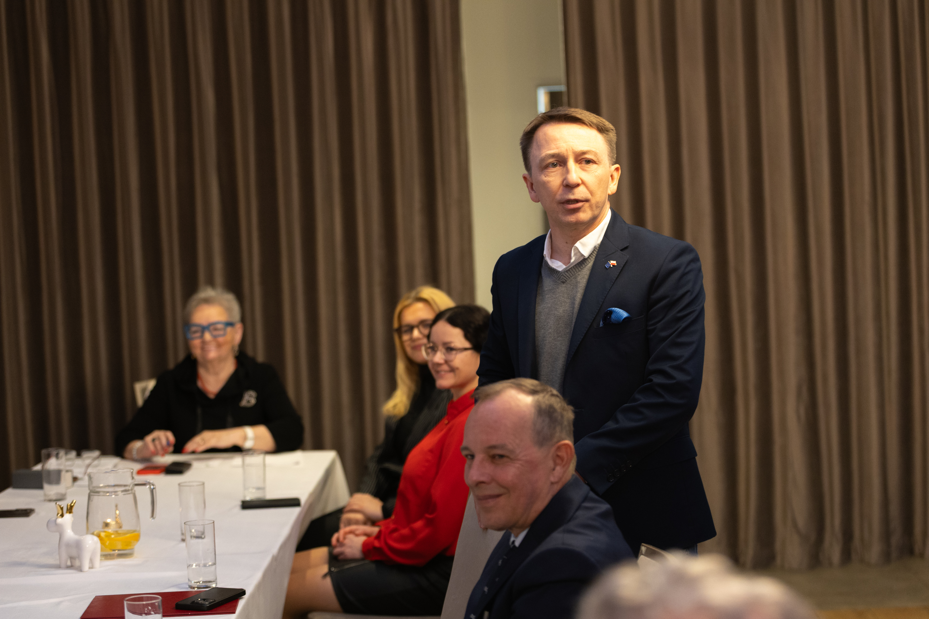 Mężczyzna stoi i&nbsp;przemawia