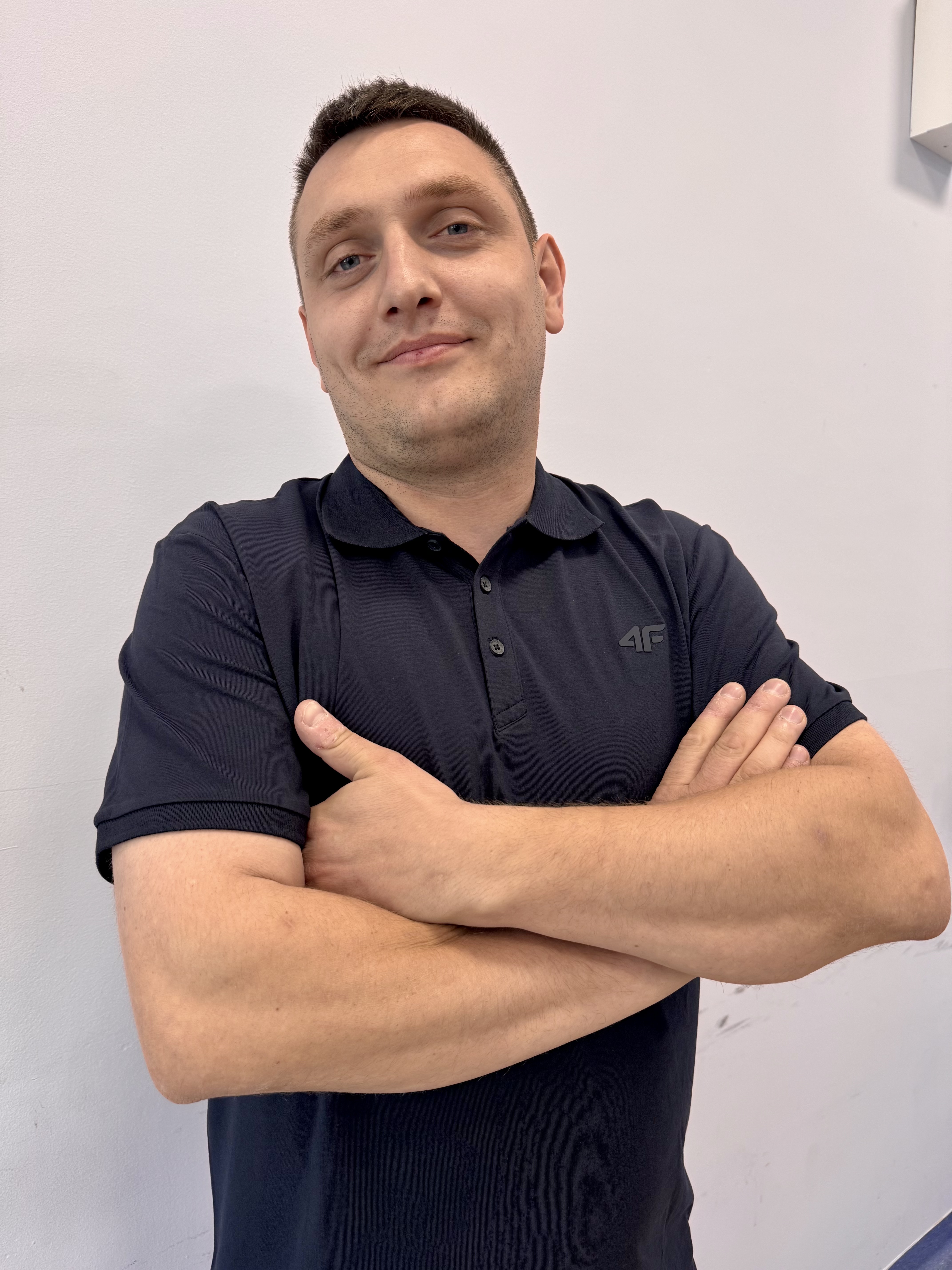 mężczyzna młody w&nbsp;koszulce polo