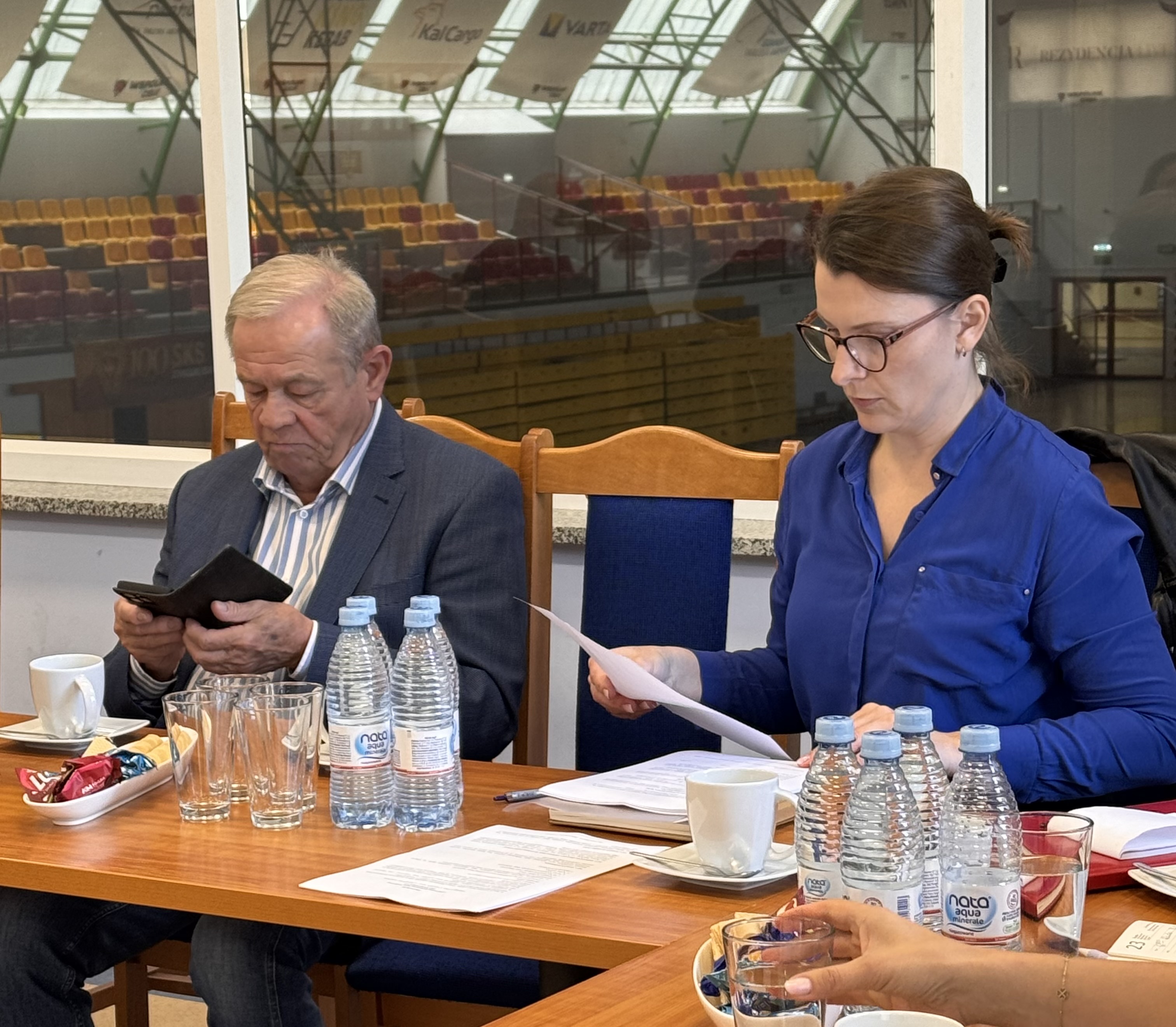 mężczyna i&nbsp;kobieta przy stole
