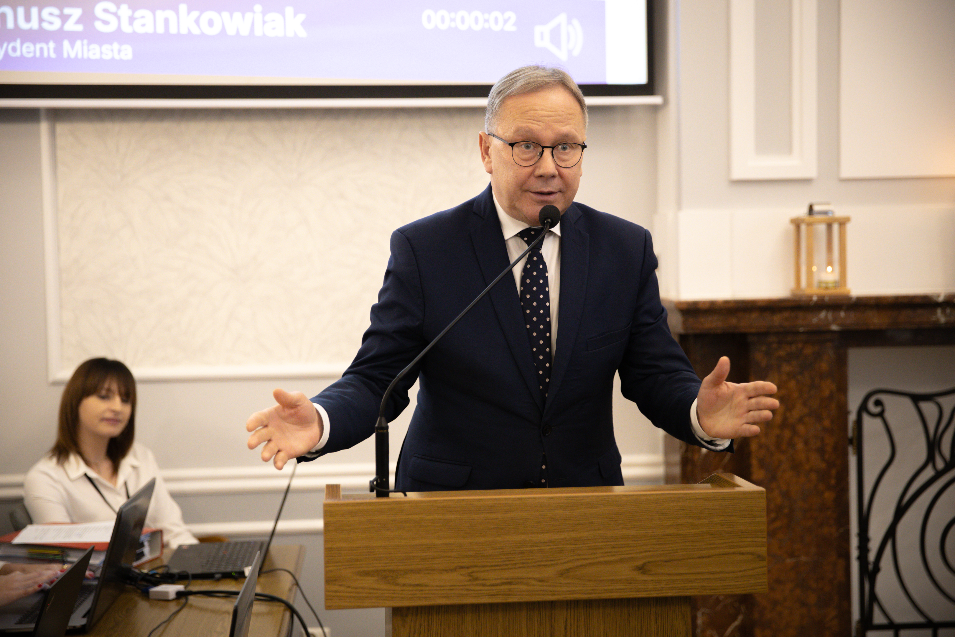 mężczyzna w&nbsp;garniturze przy m&oacute;wnicy