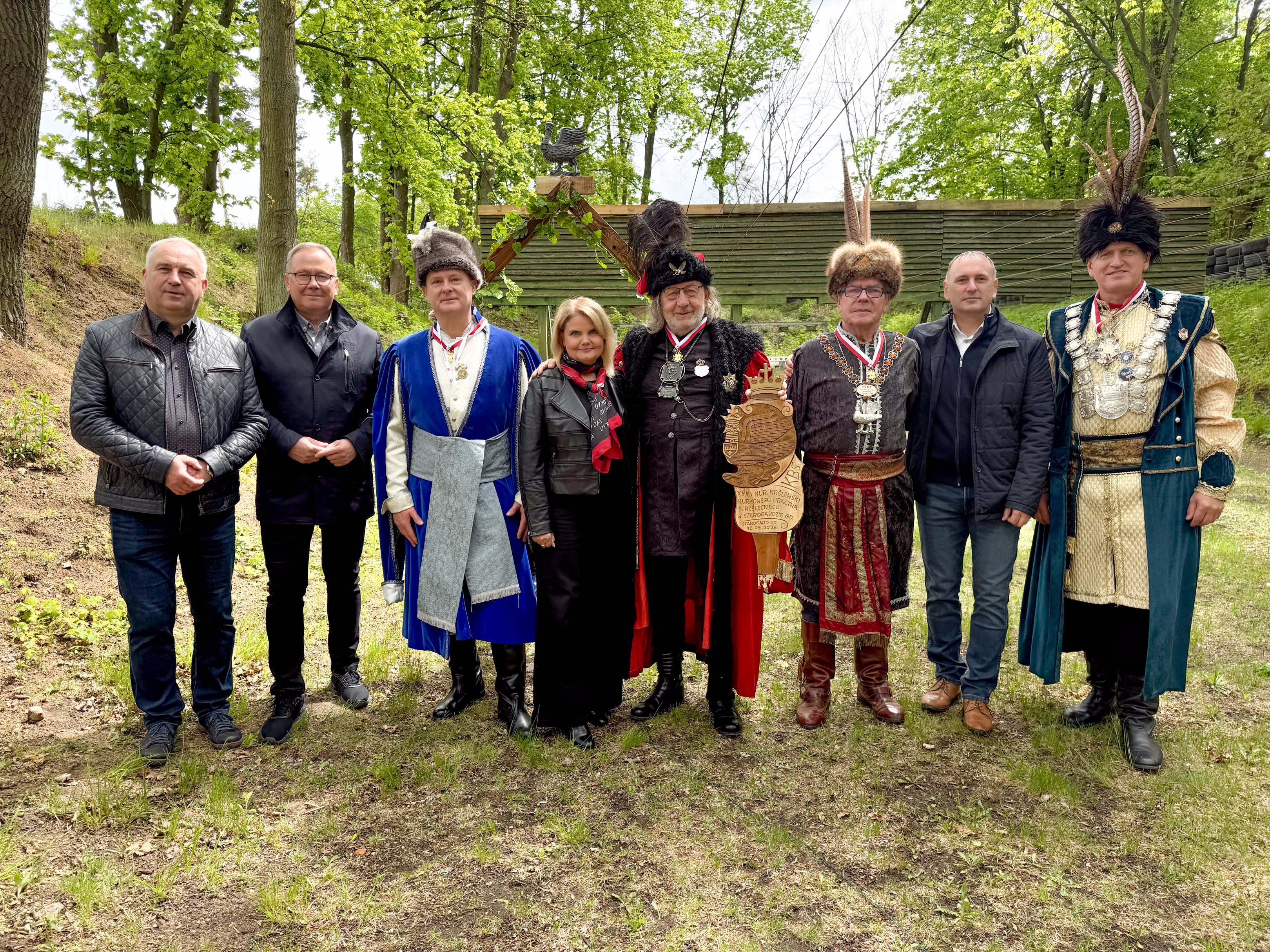 grupa ludzi część w&nbsp;strojach Bractwa Kurkowego 