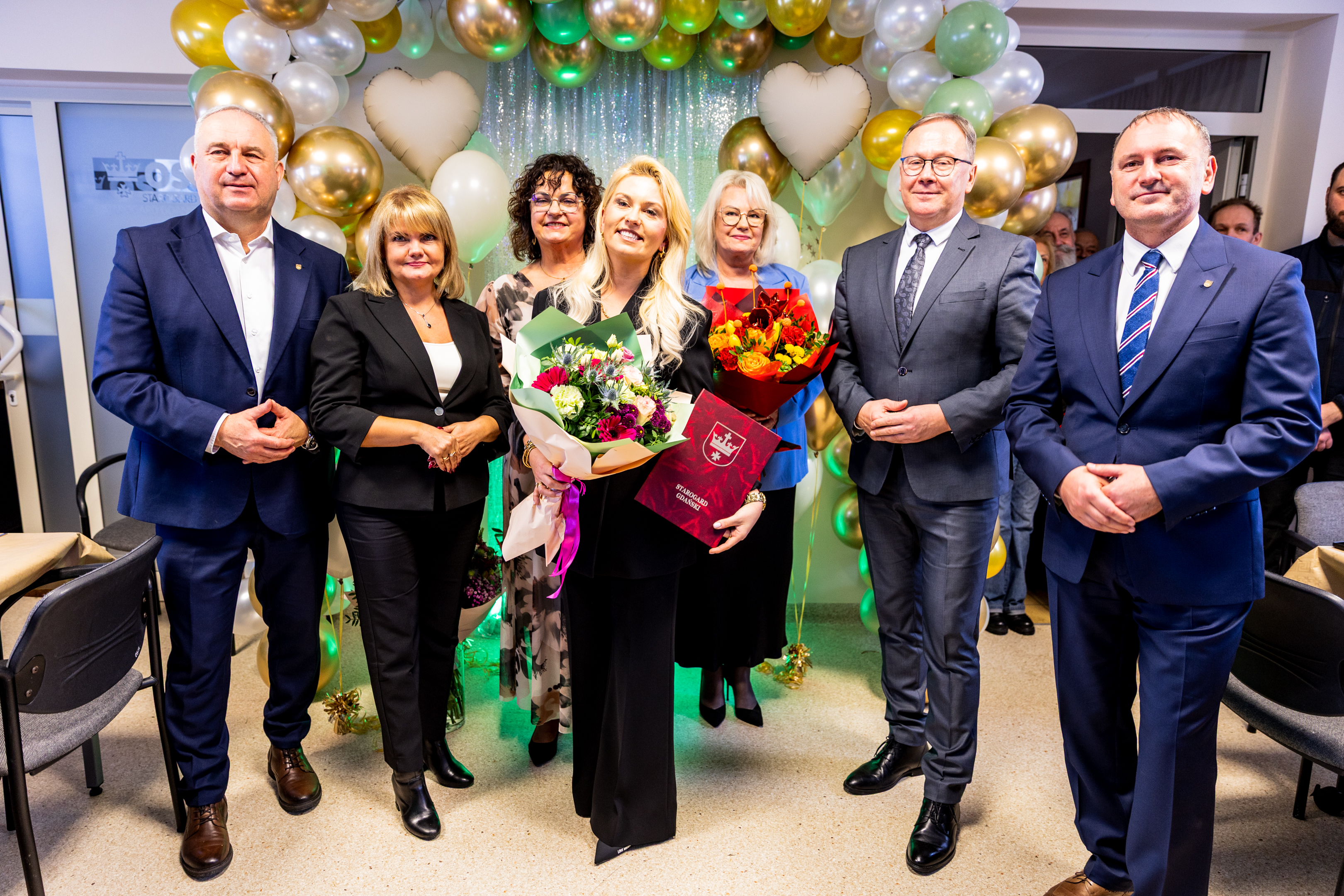 dwie kobiety elegancko ubrane i&nbsp;trzech mężczyzn w&nbsp;garniturach