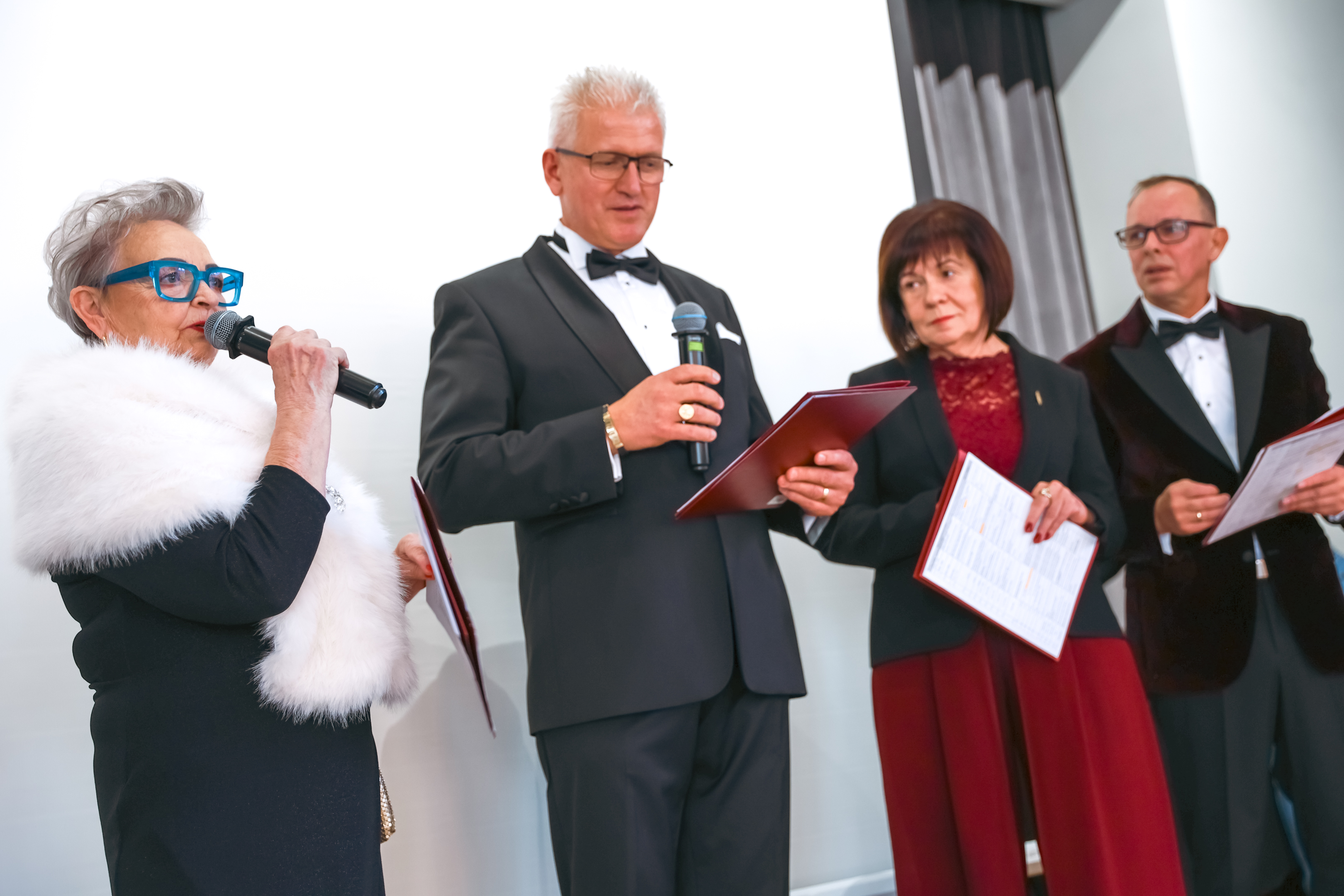 na scenie stoją dwie kobiety dwaj mężczyźni elegancko ubrani