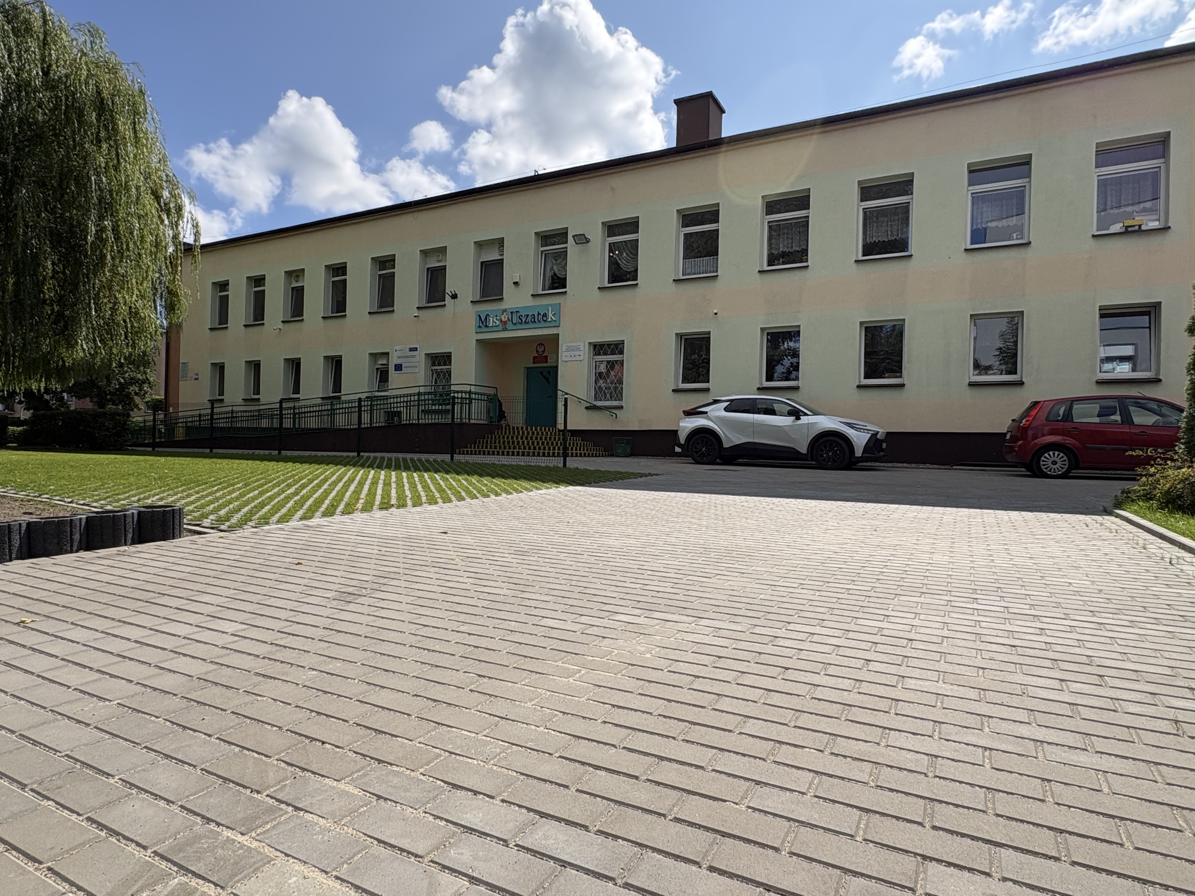Zmodernizowana nawierzchnia przed budynkiem MPP nr 3
