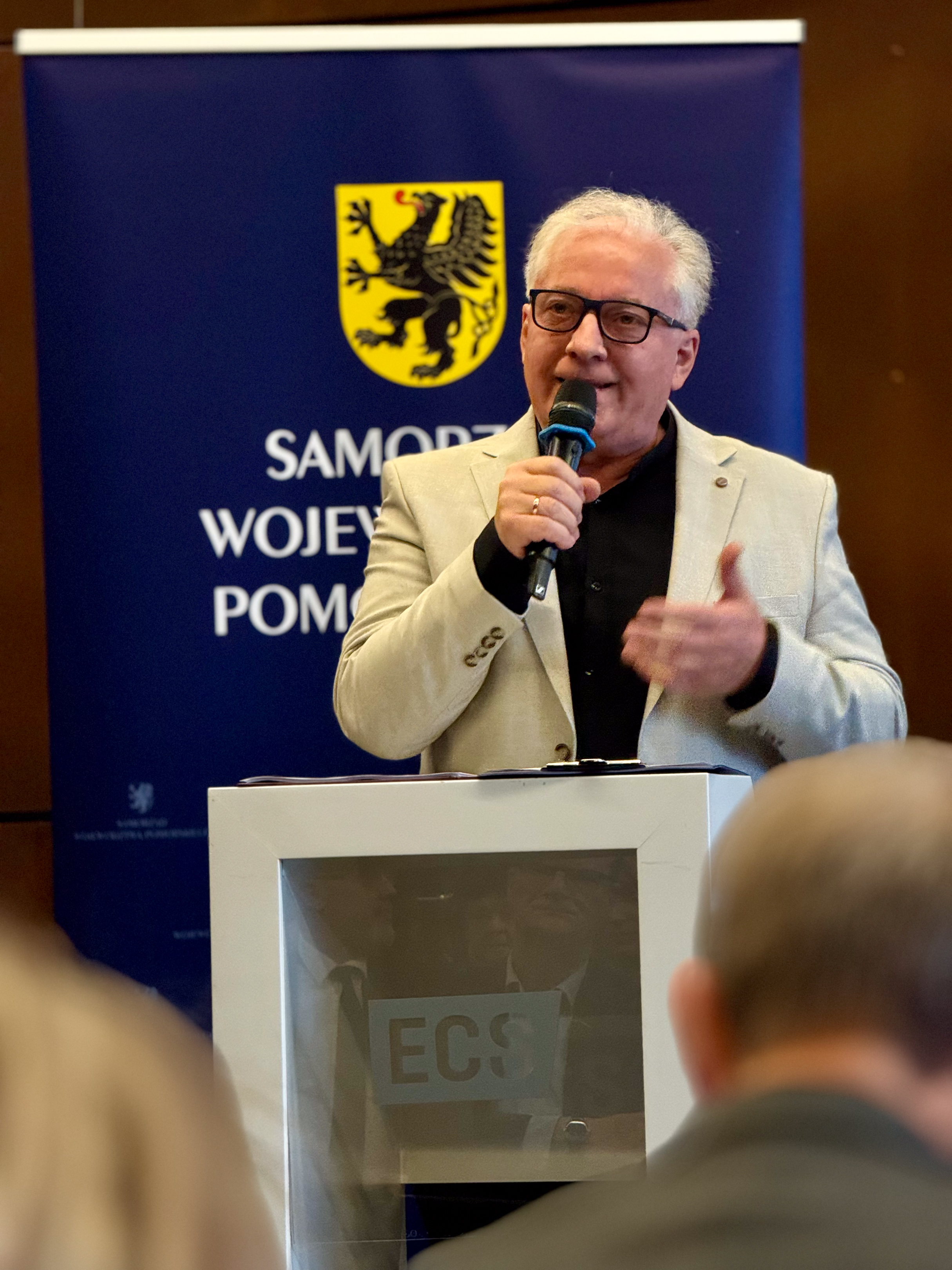 mężczyzna przemawia